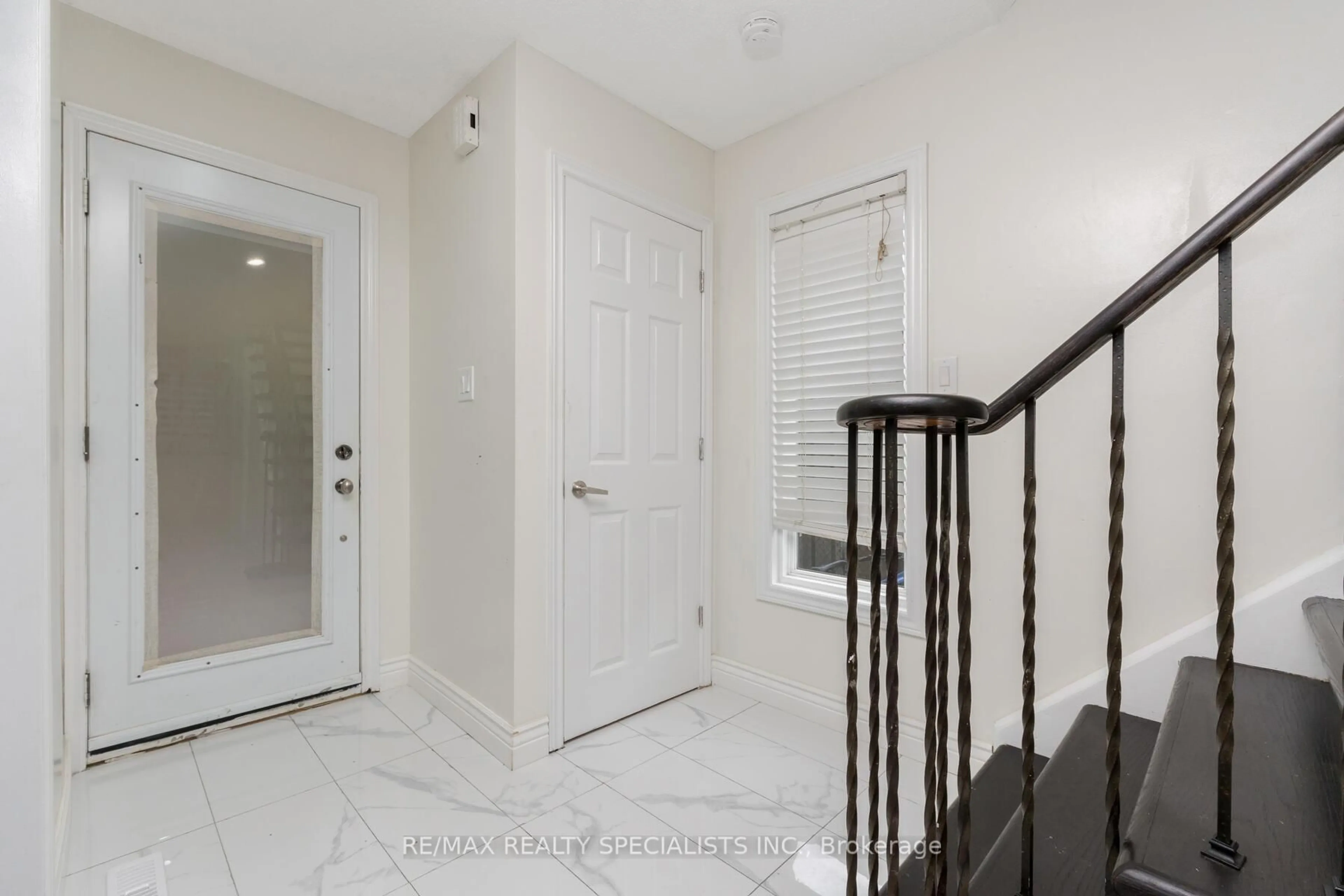 Indoor entryway for 148 Sunforest Dr, Brampton Ontario L6Z 2B6