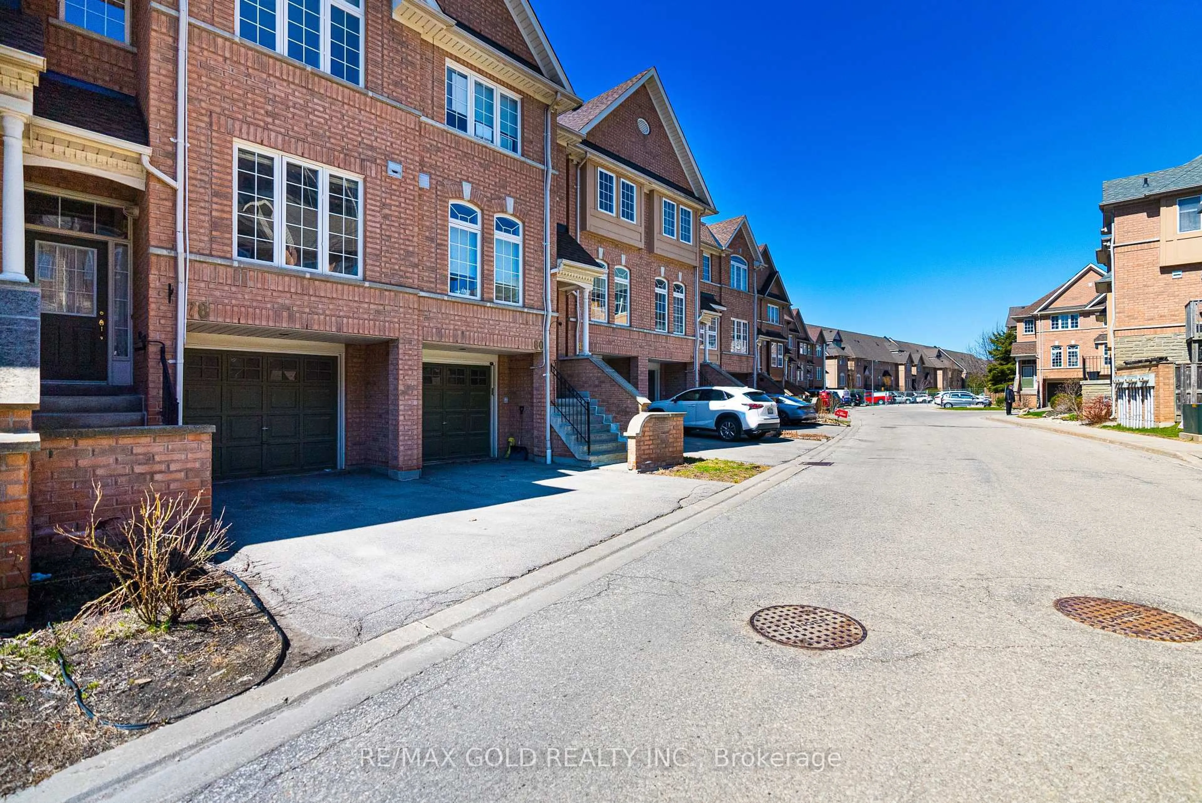 A pic from outside/outdoor area/front of a property/back of a property/a pic from drone, street for 50 Strathaven Dr #78, Mississauga Ontario L5R 4E7