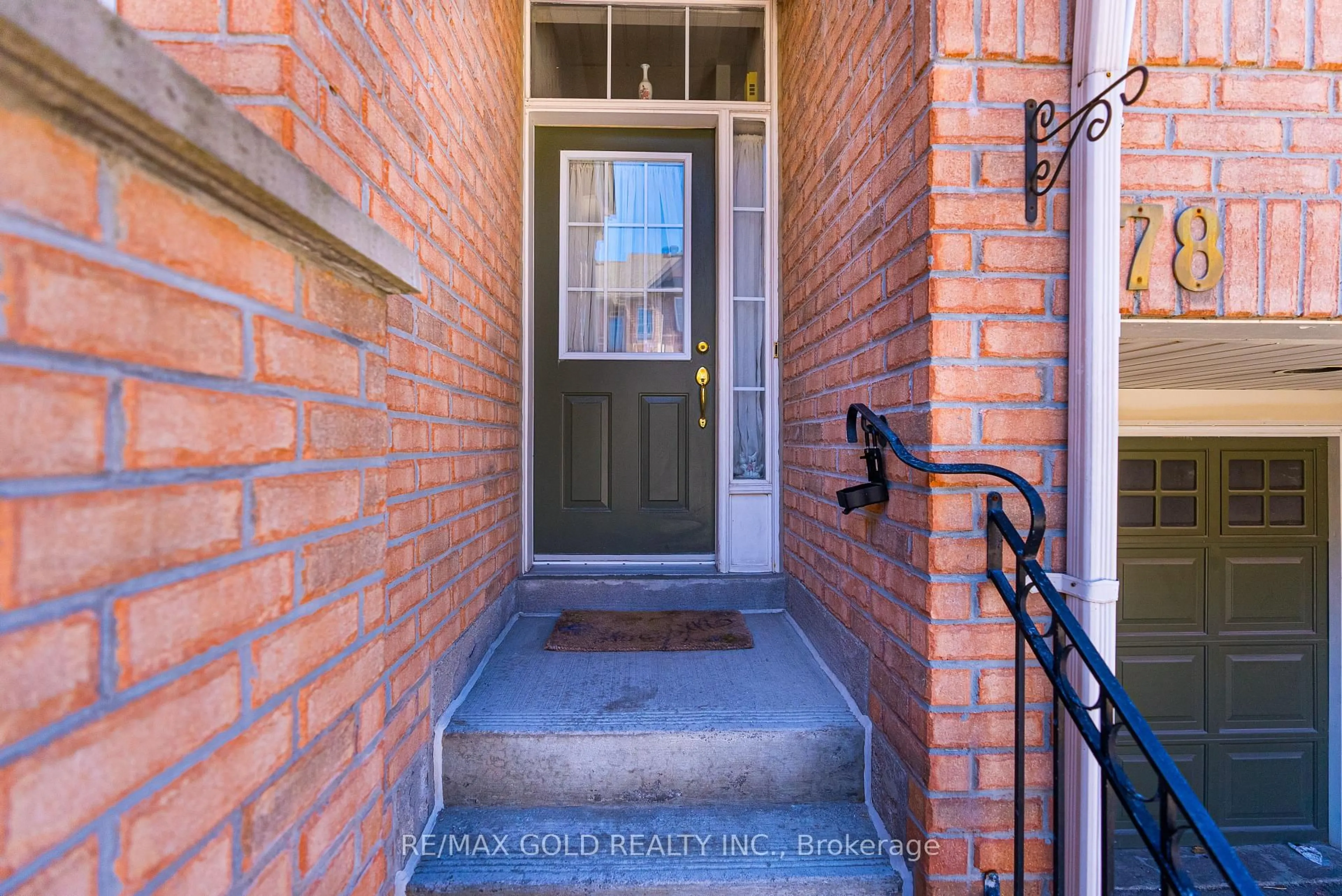 Indoor entryway for 50 Strathaven Dr #78, Mississauga Ontario L5R 4E7