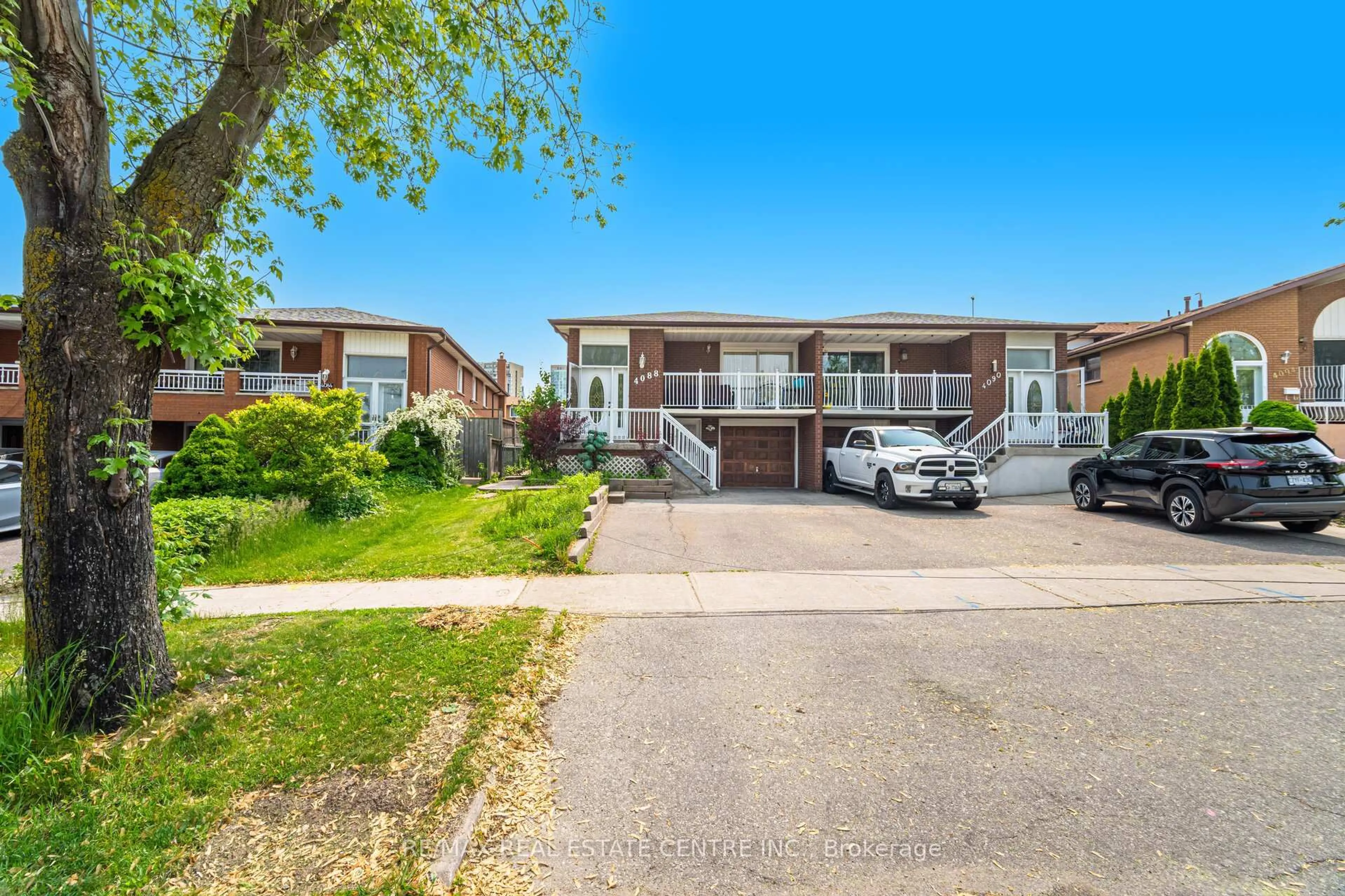 A pic from outside/outdoor area/front of a property/back of a property/a pic from drone, street for 4088 Woodington Dr, Mississauga Ontario L4Z 1K3