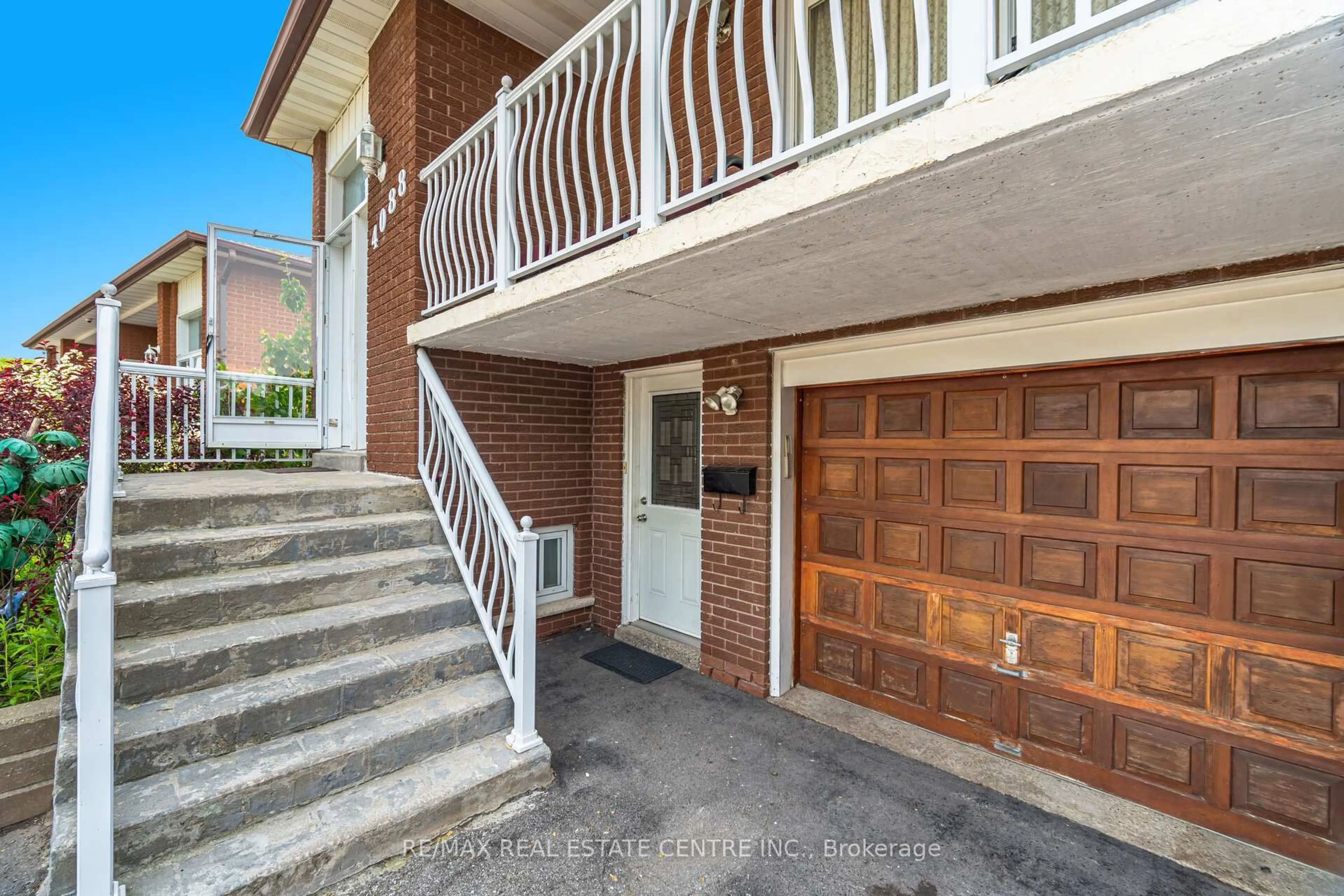 Indoor foyer for 4088 Woodington Dr, Mississauga Ontario L4Z 1K3