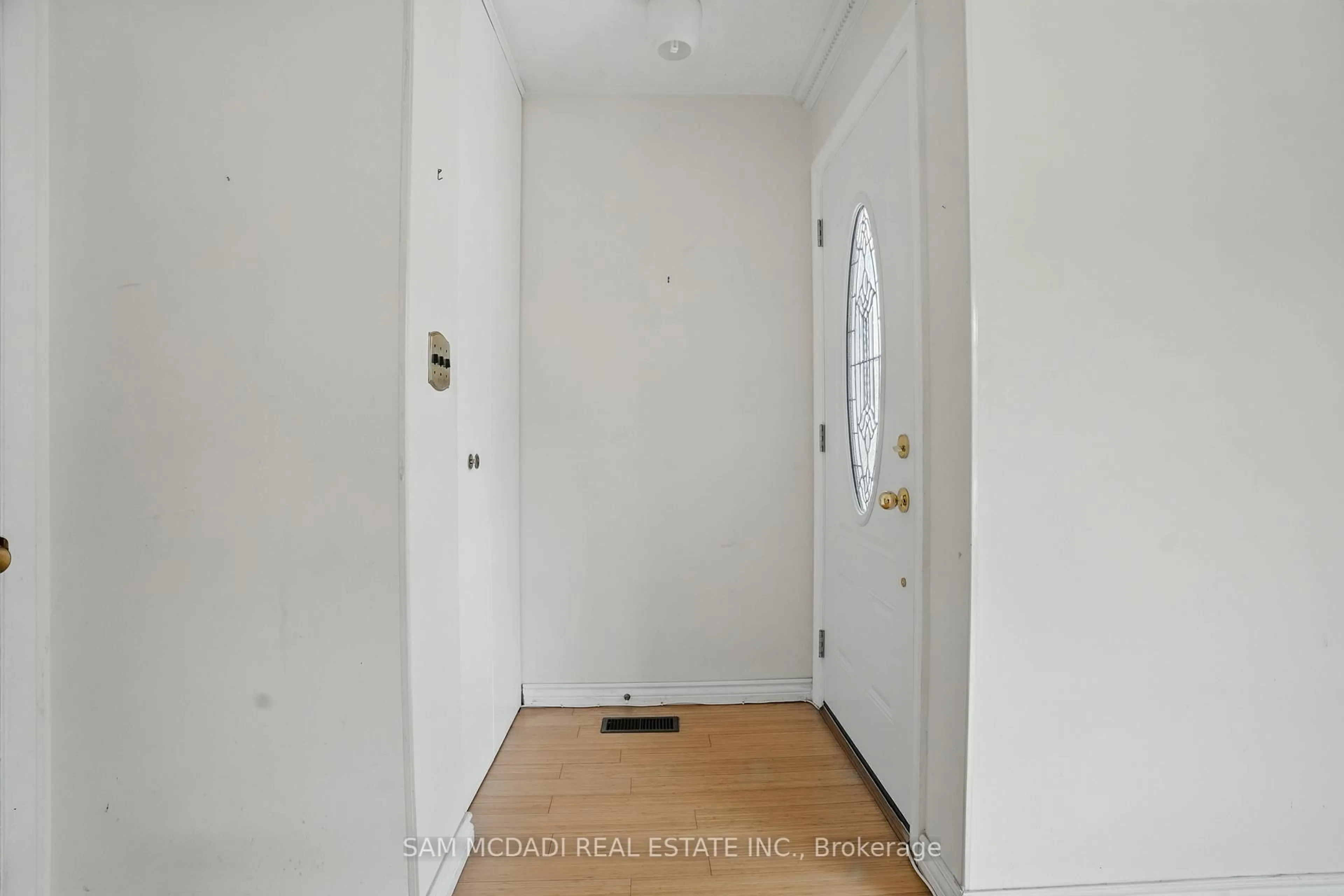 Indoor entryway for 1179 Gripsholm Rd, Mississauga Ontario L4Y 2G8