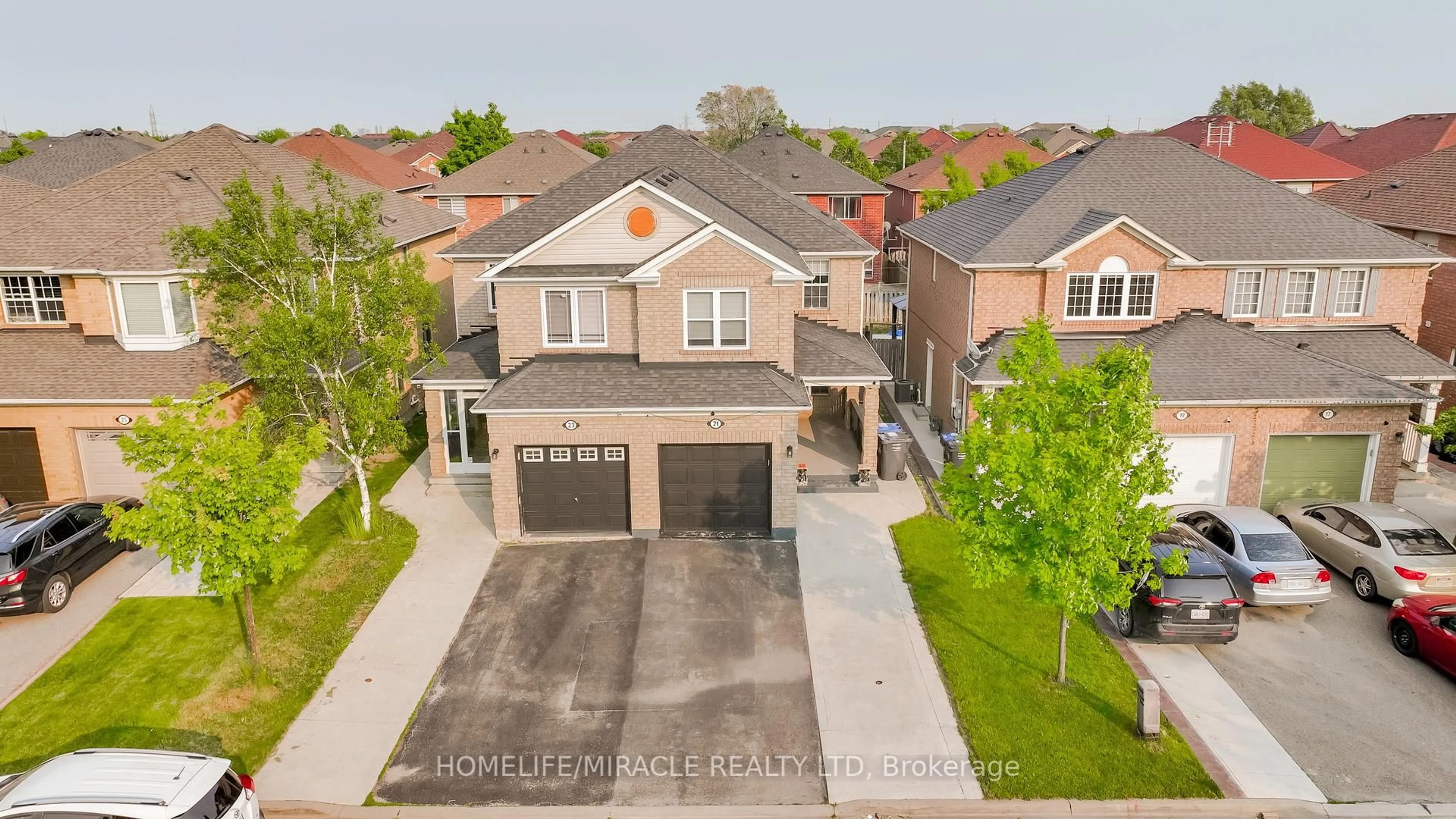 A pic from outside/outdoor area/front of a property/back of a property/a pic from drone, street for 21 Secord Cres, Brampton Ontario L6X 4Z3