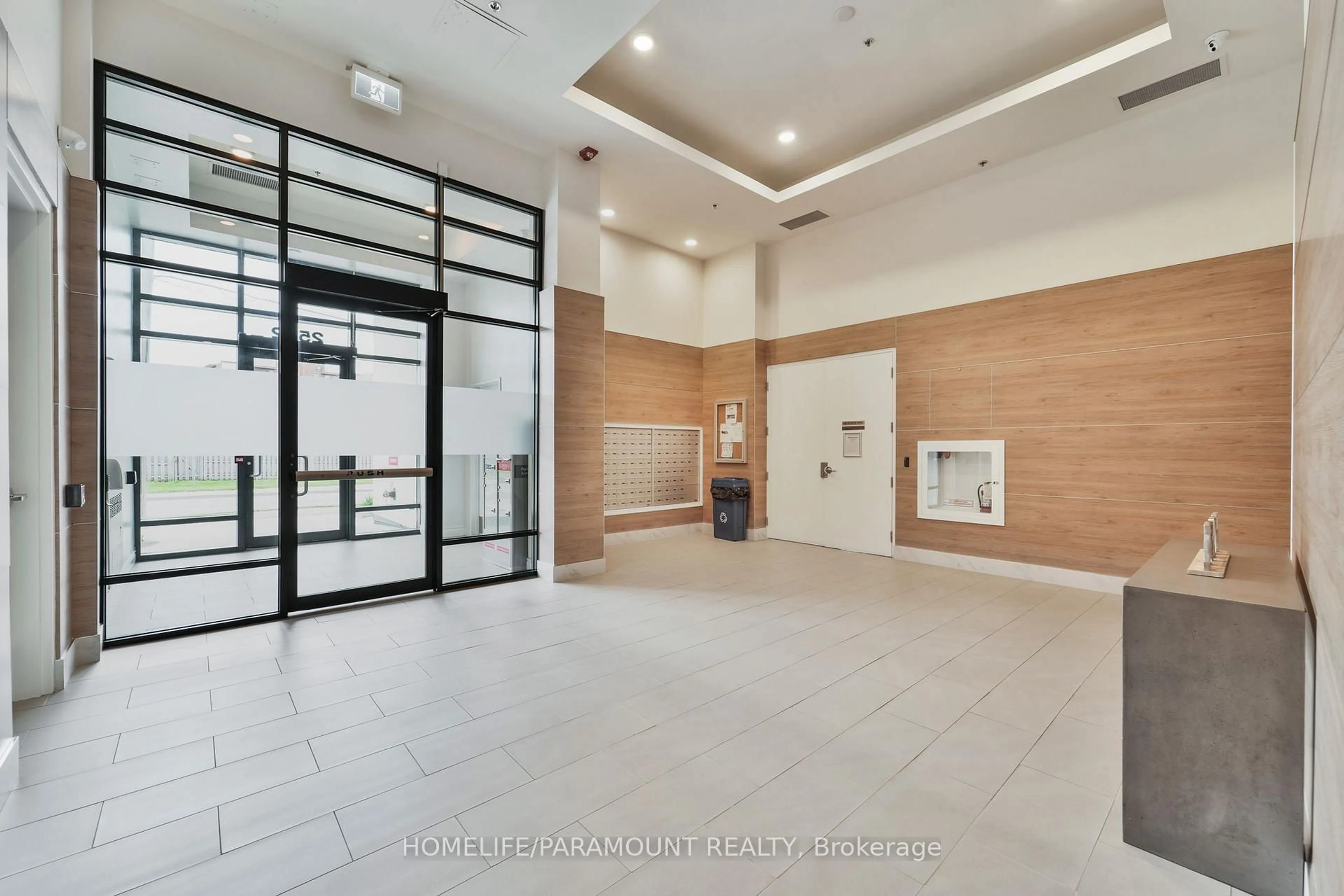 Indoor foyer for 2522 Keele St #204, Toronto Ontario M6L 2N8