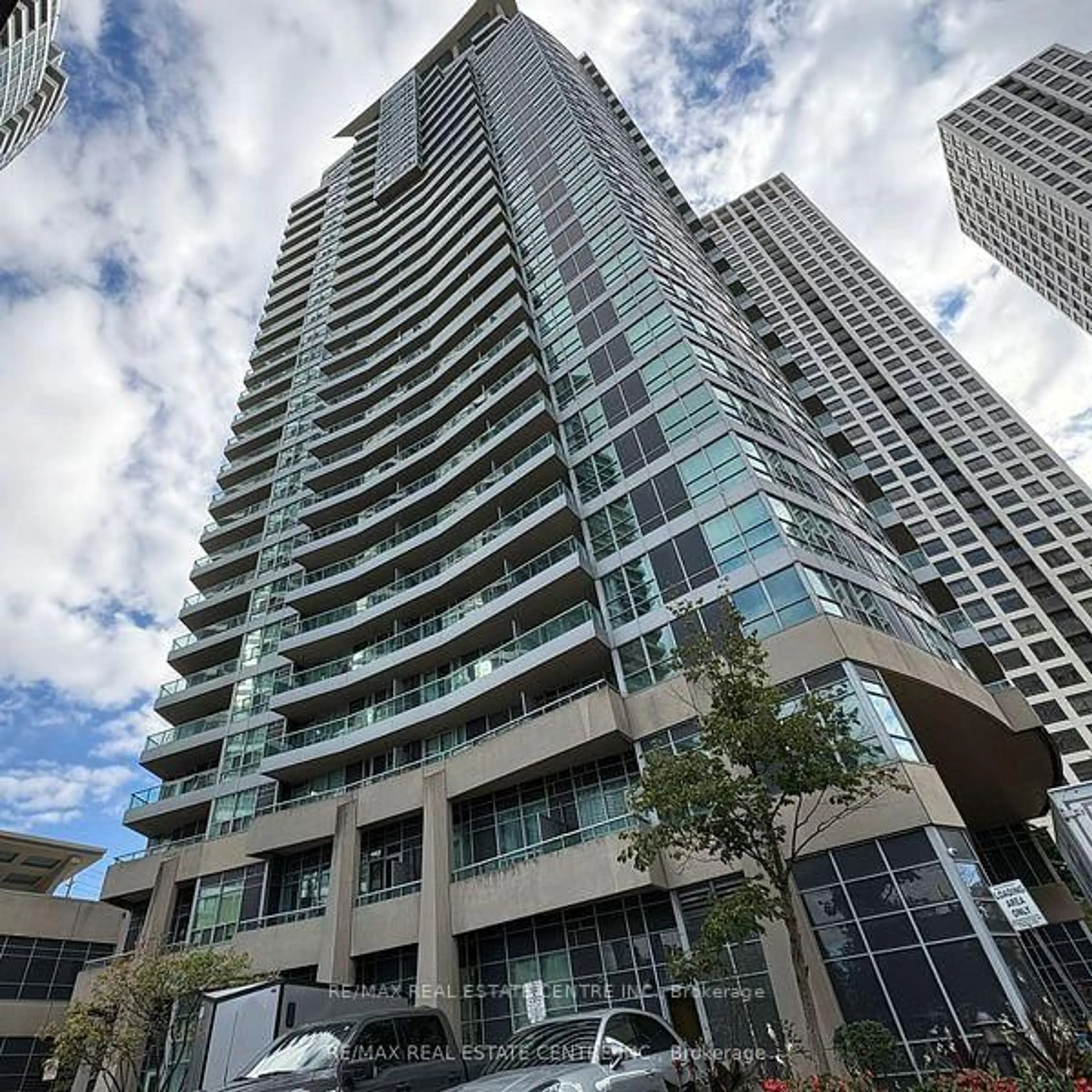 A pic from outside/outdoor area/front of a property/back of a property/a pic from drone, unknown for 33 Elm Dr #1605, Mississauga Ontario L5B 4M2