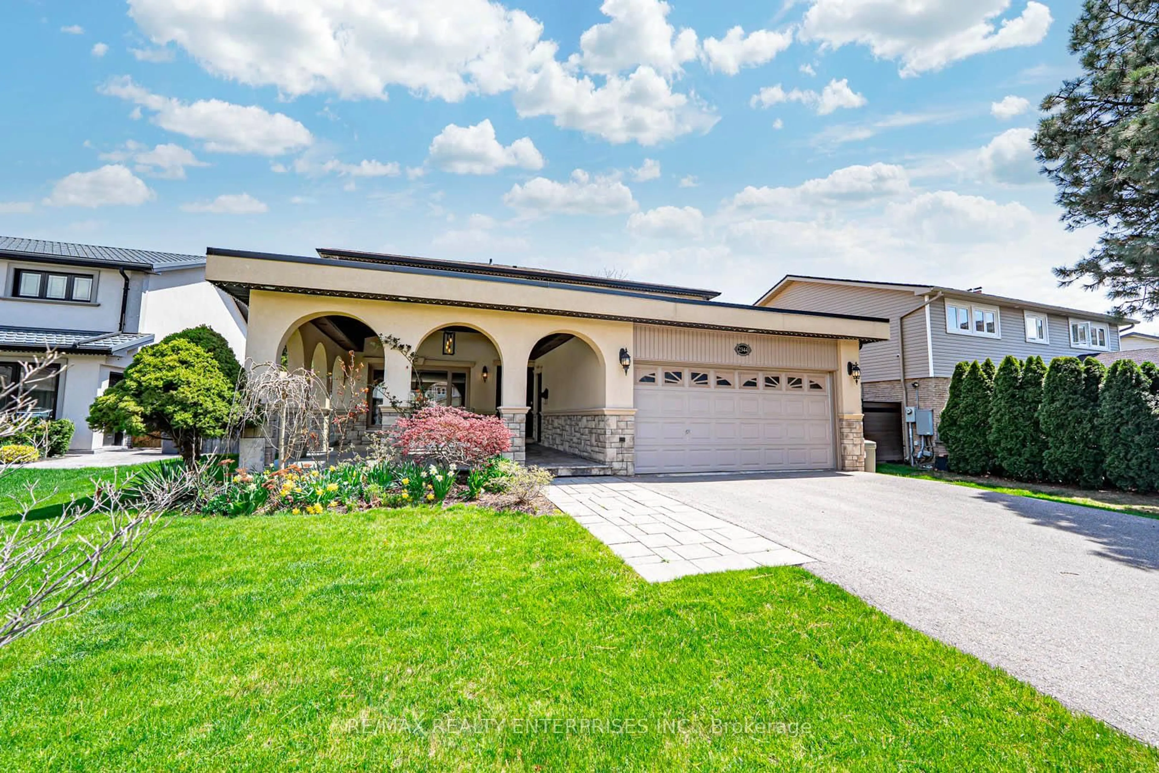 Home with vinyl exterior material, street for 2344 Kenbarb Rd, Mississauga Ontario L5B 2E8