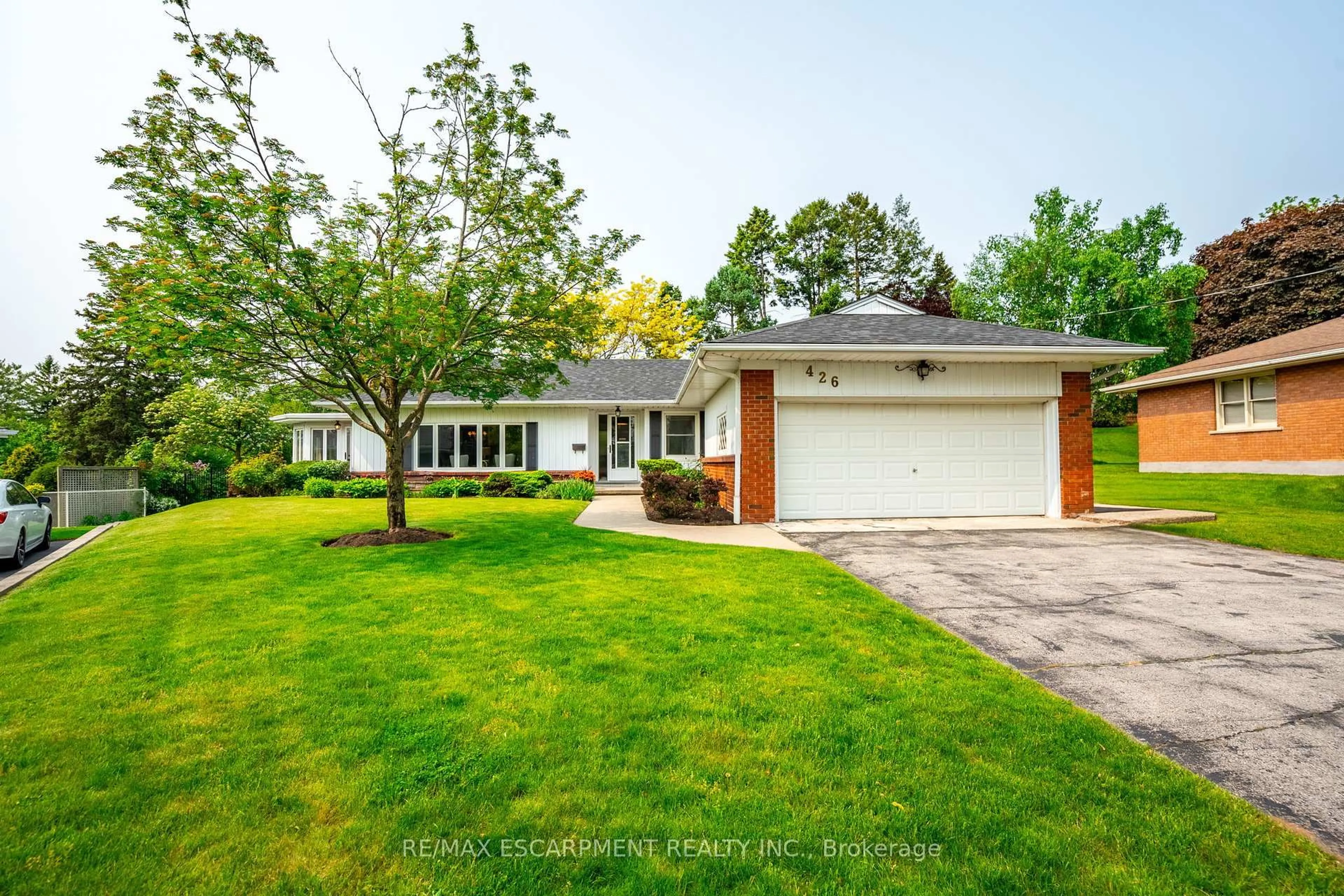 Home with brick exterior material, street for 426 North Shore Blvd, Burlington Ontario L7T 1A8