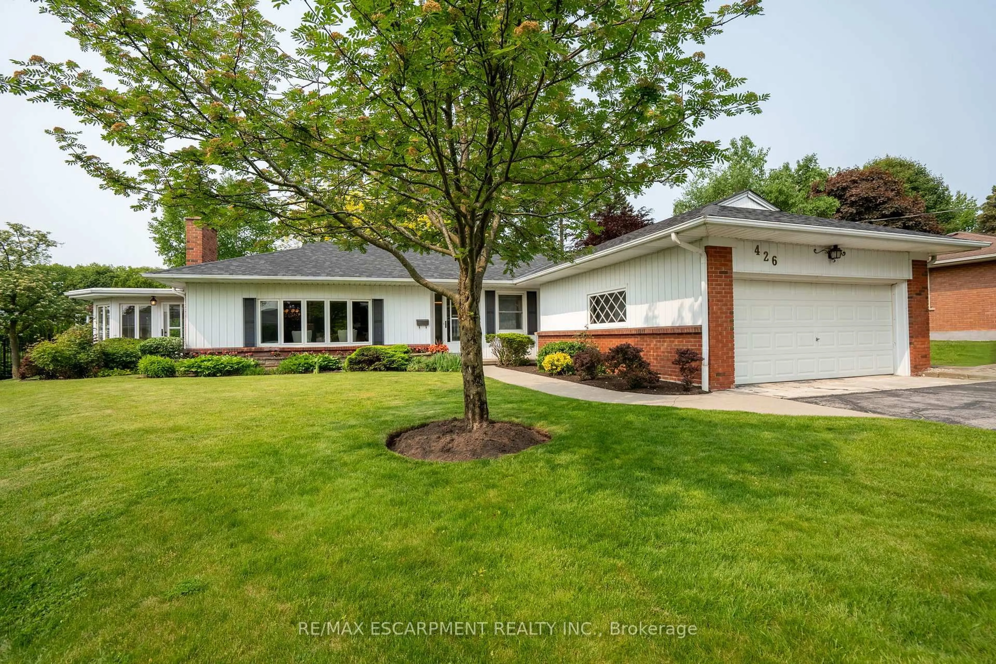 Home with vinyl exterior material, street for 426 North Shore Blvd, Burlington Ontario L7T 1A8
