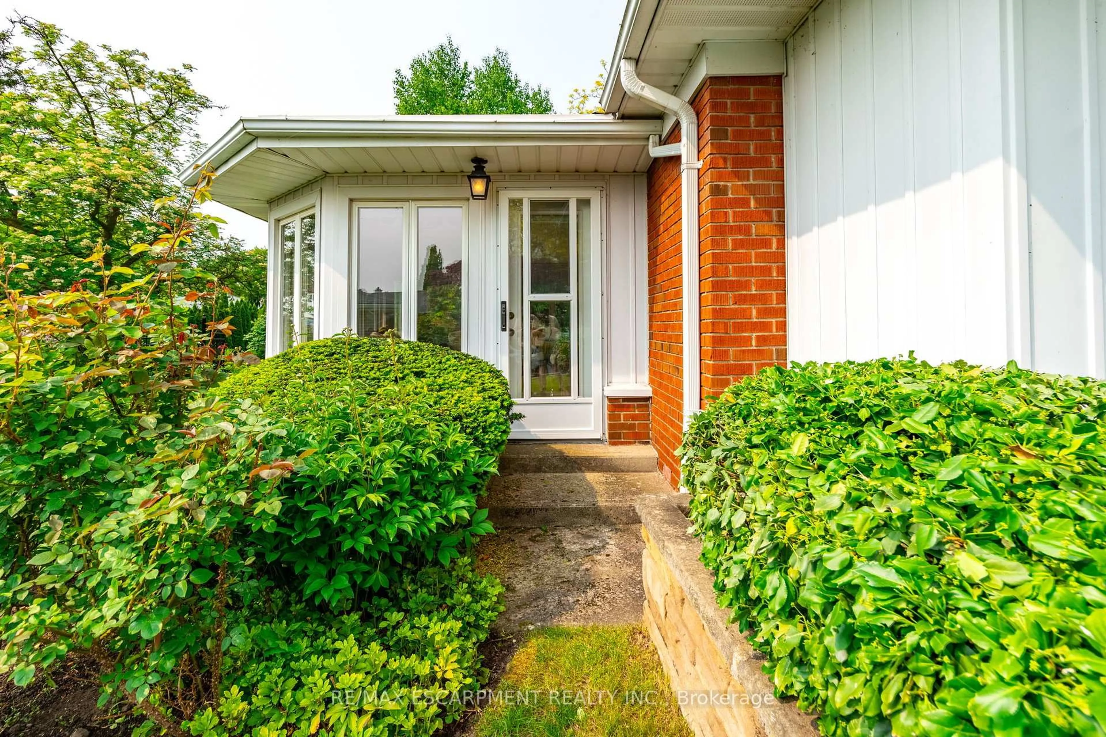 Home with brick exterior material, street for 426 North Shore Blvd, Burlington Ontario L7T 1A8