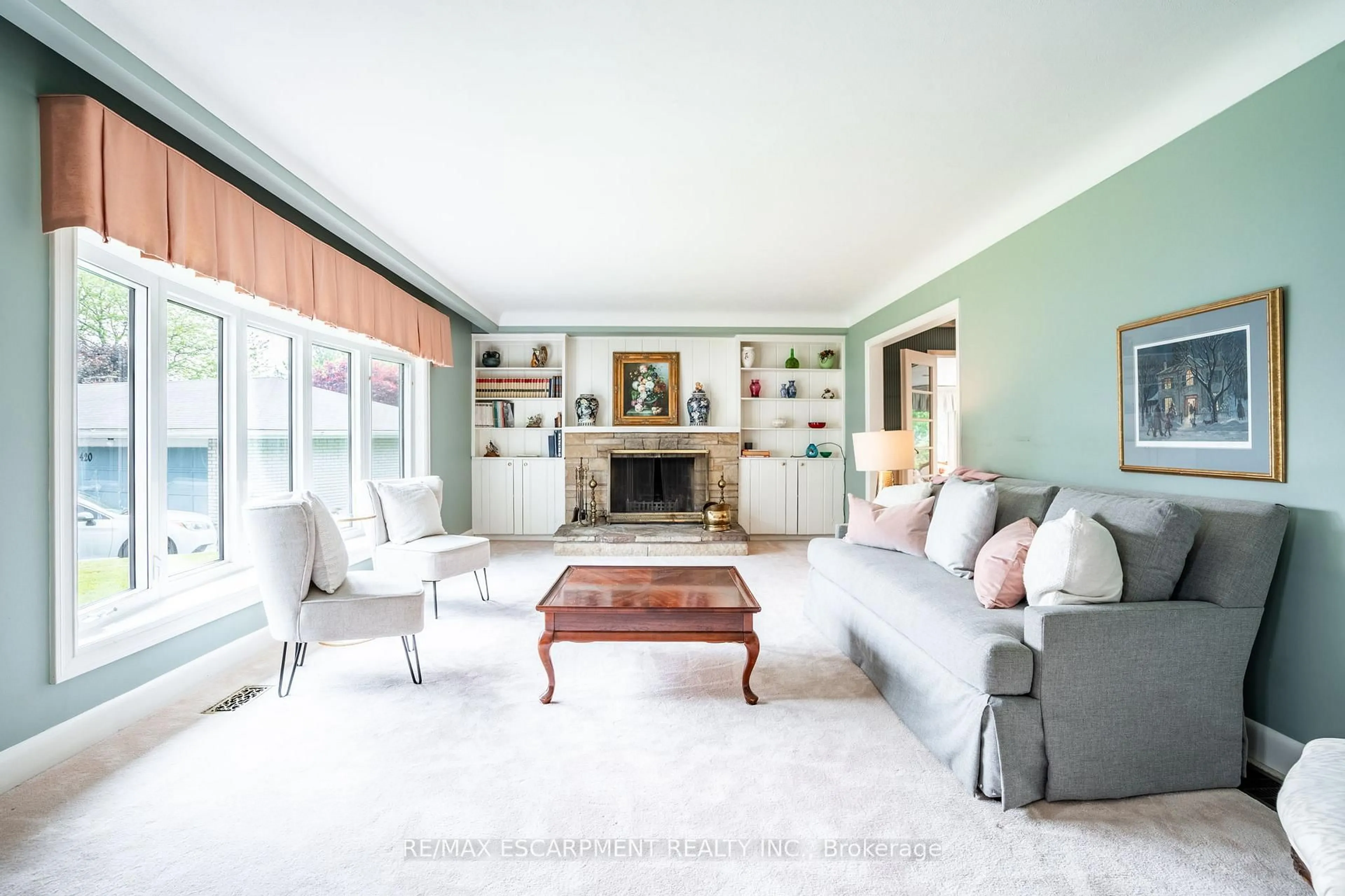 Living room with furniture, unknown for 426 North Shore Blvd, Burlington Ontario L7T 1A8