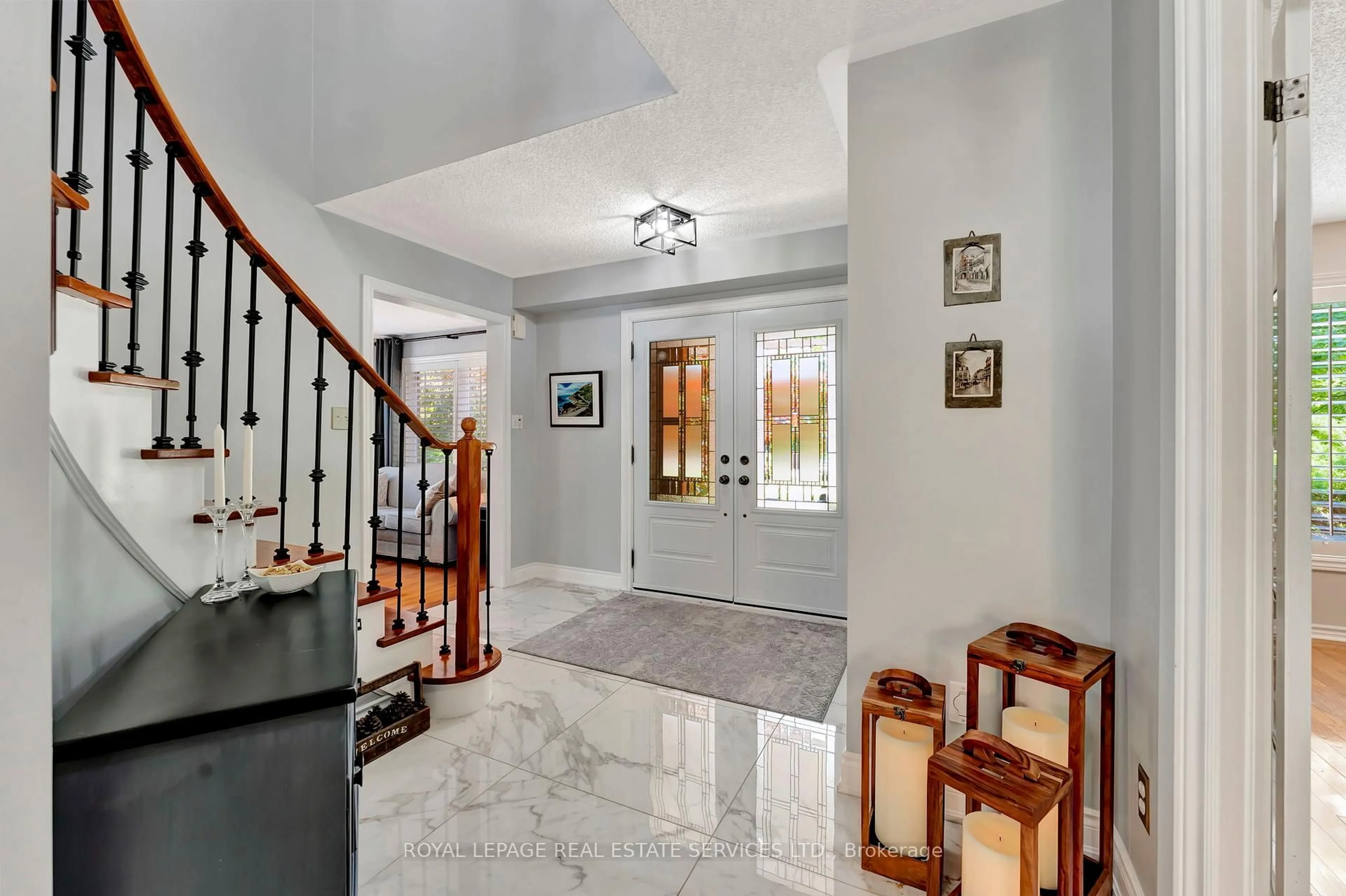 Indoor foyer for 1109 Sheltered Oak Crt, Oakville Ontario L6M 3M7