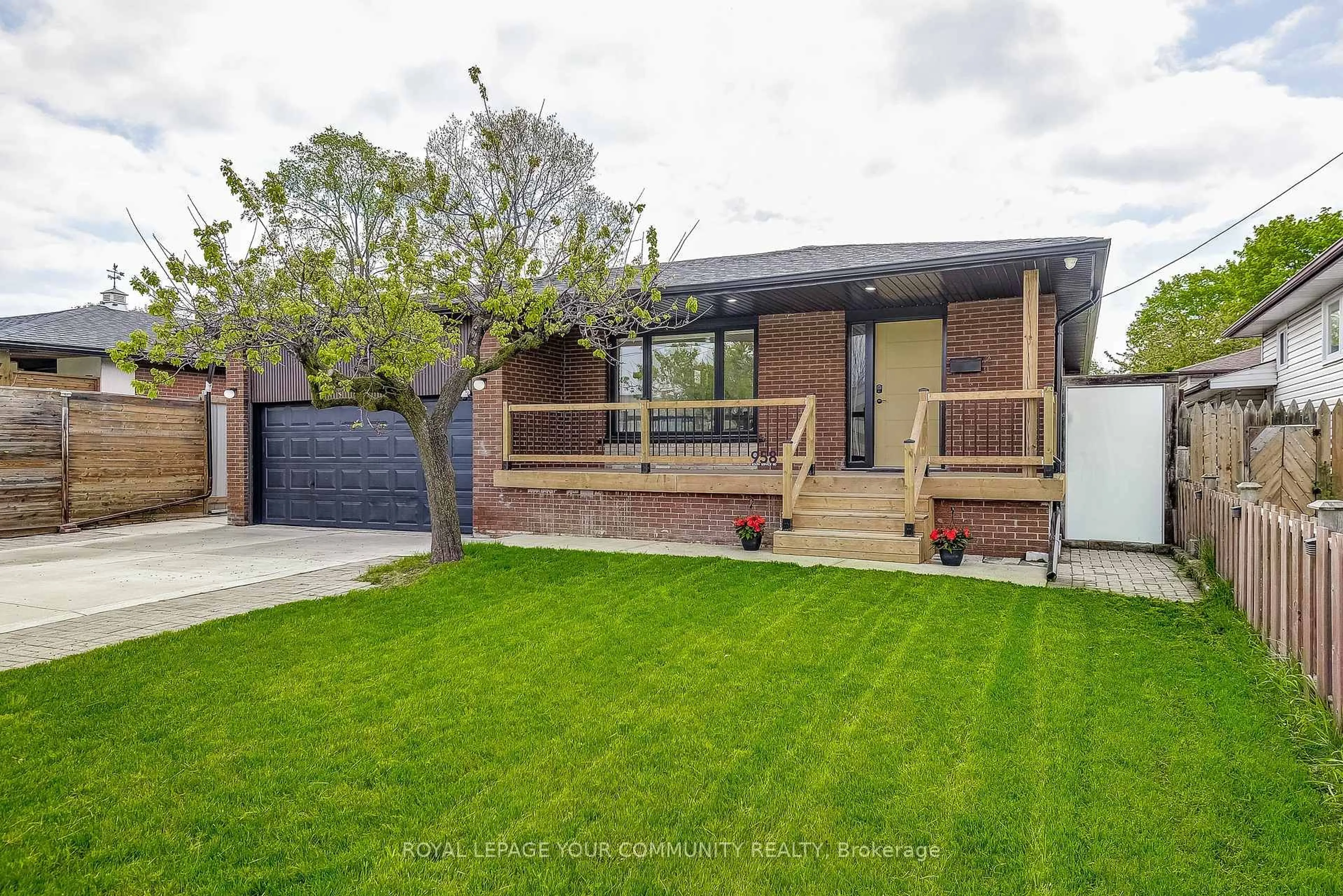 Home with brick exterior material, street for 958 South Service Rd, Mississauga Ontario L5E 1V1