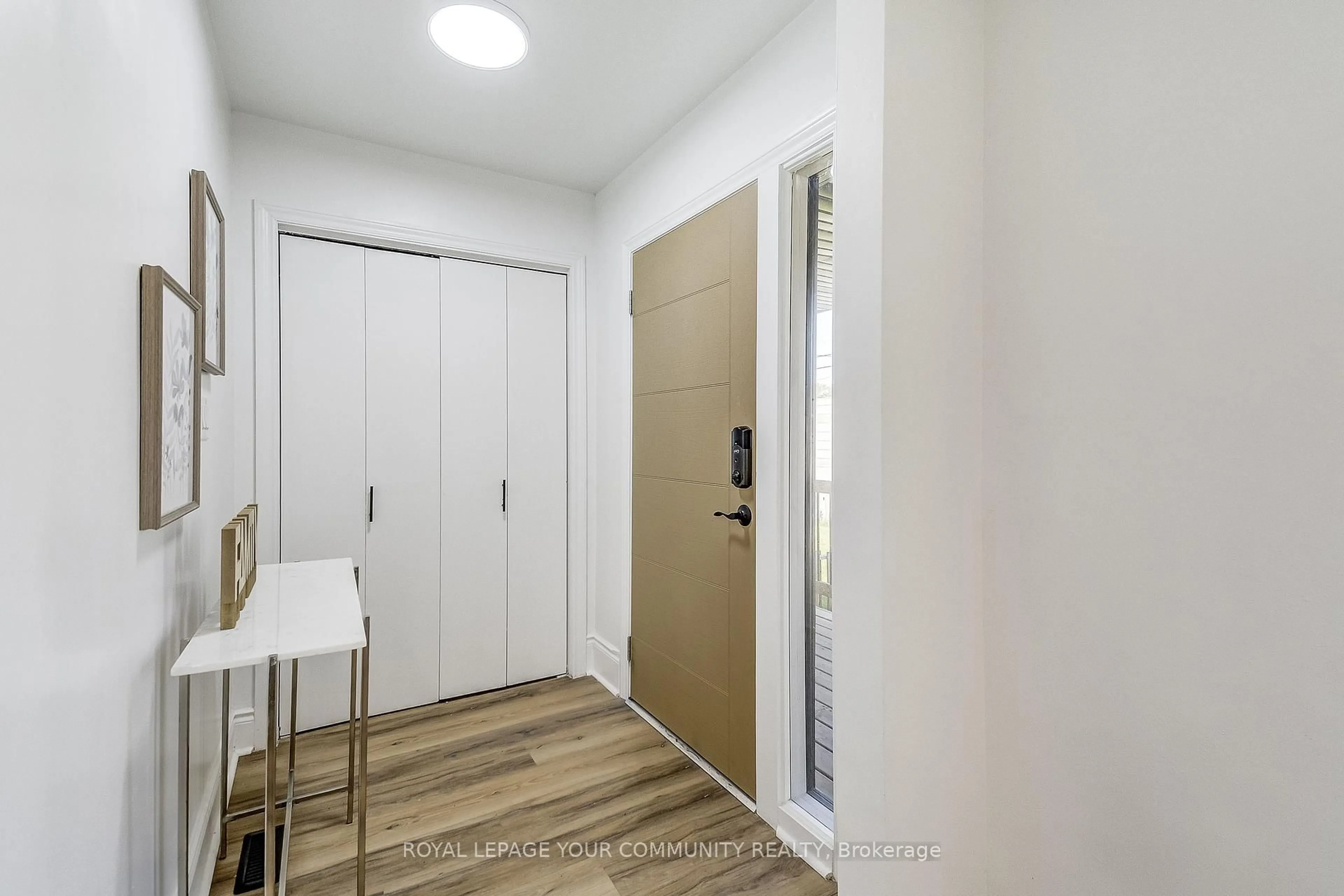 Indoor entryway for 958 South Service Rd, Mississauga Ontario L5E 1V1