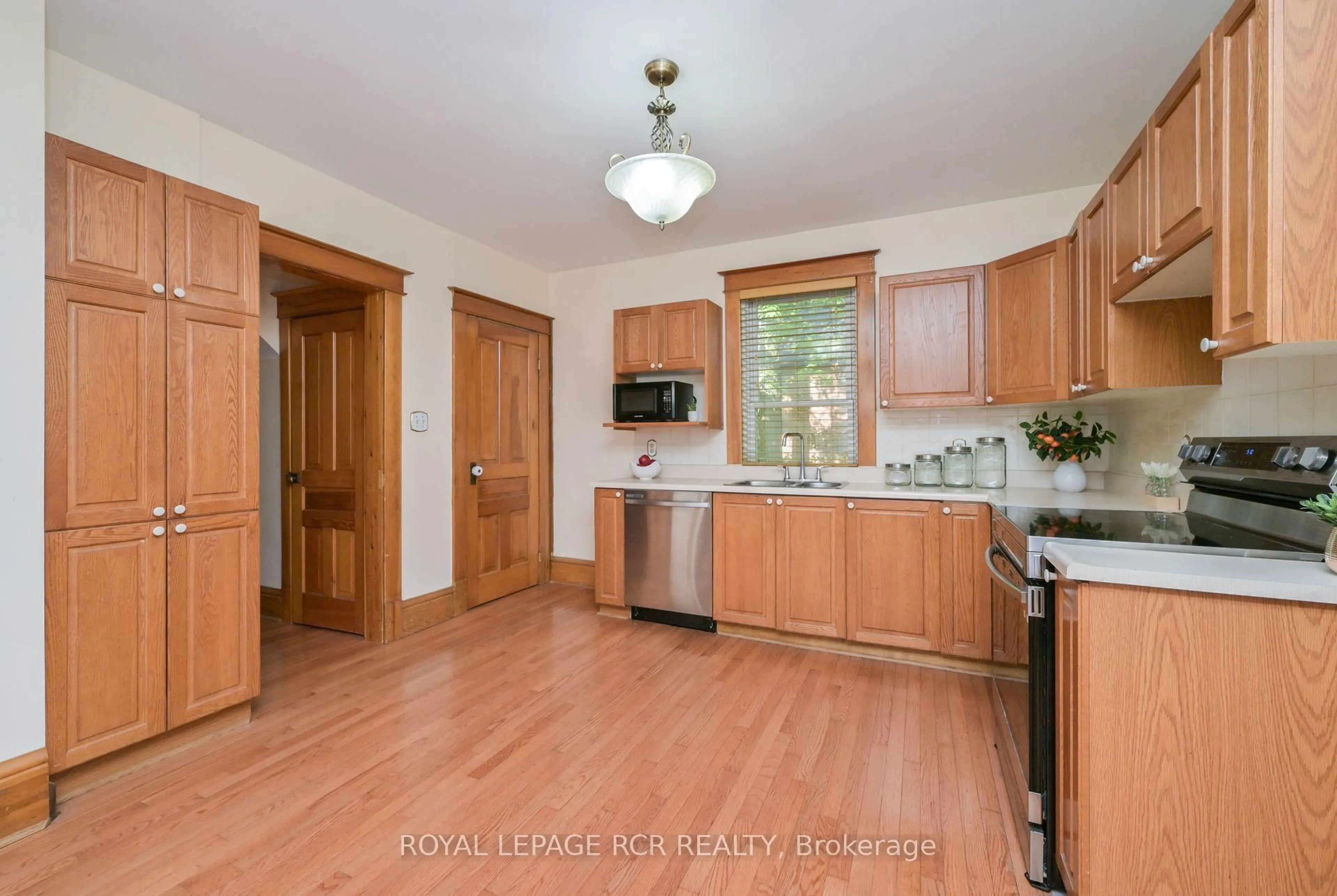 Standard kitchen, unknown for 12 Third Ave, Orangeville Ontario L9W 1G9