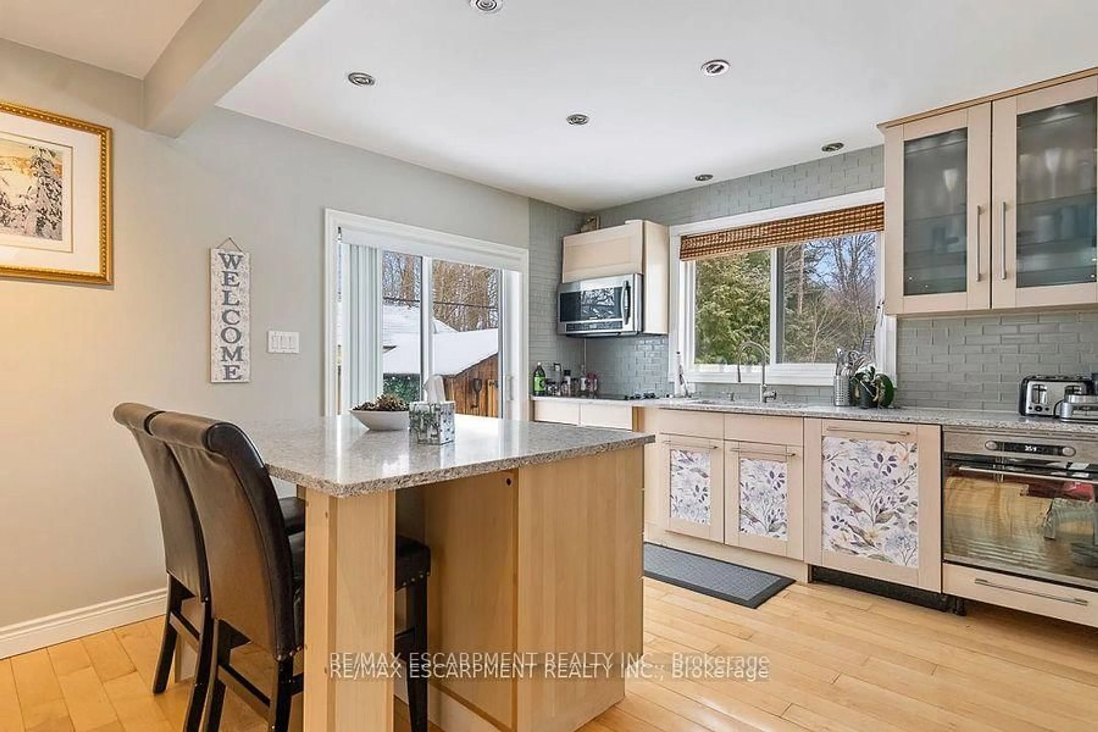 Open concept kitchen, unknown for 177 Woodhaven Park Dr, Oakville Ontario L6L 4K4
