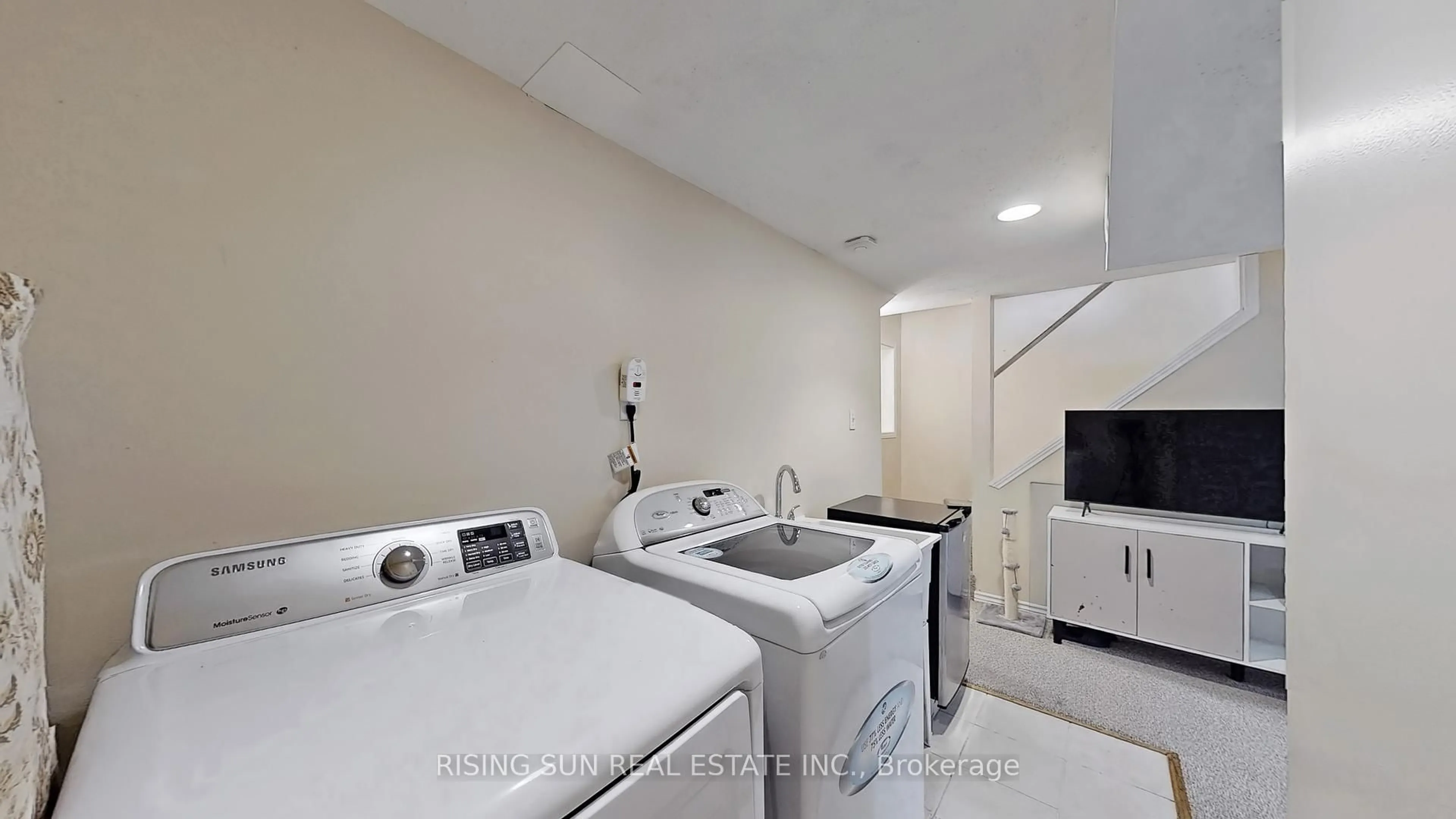 Laundry room for 11 Kitto Crt, Brampton Ontario L6Y 5A9
