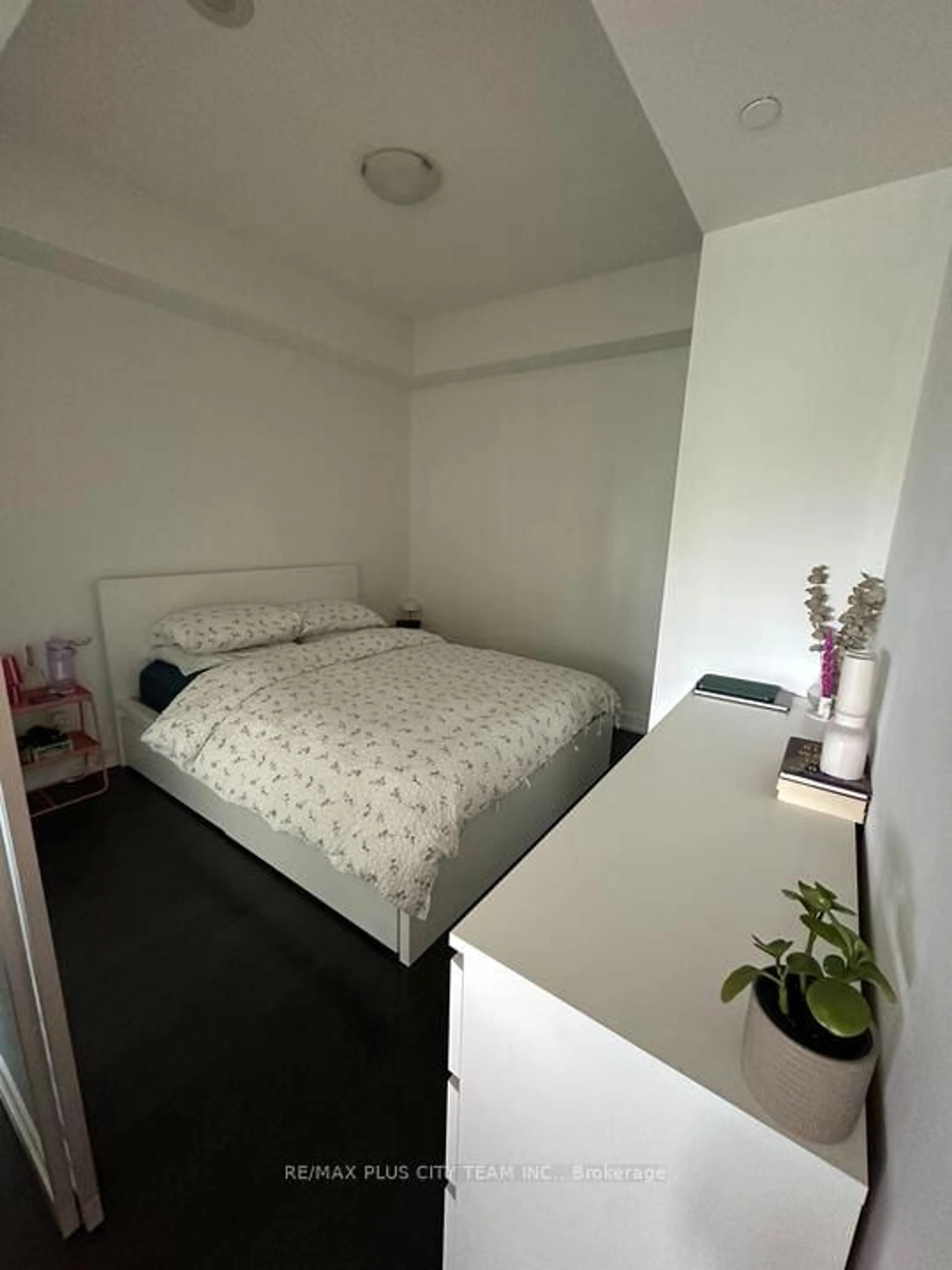 A pic of a room for 1830 Bloor St #515, Toronto Ontario M6P 0A2