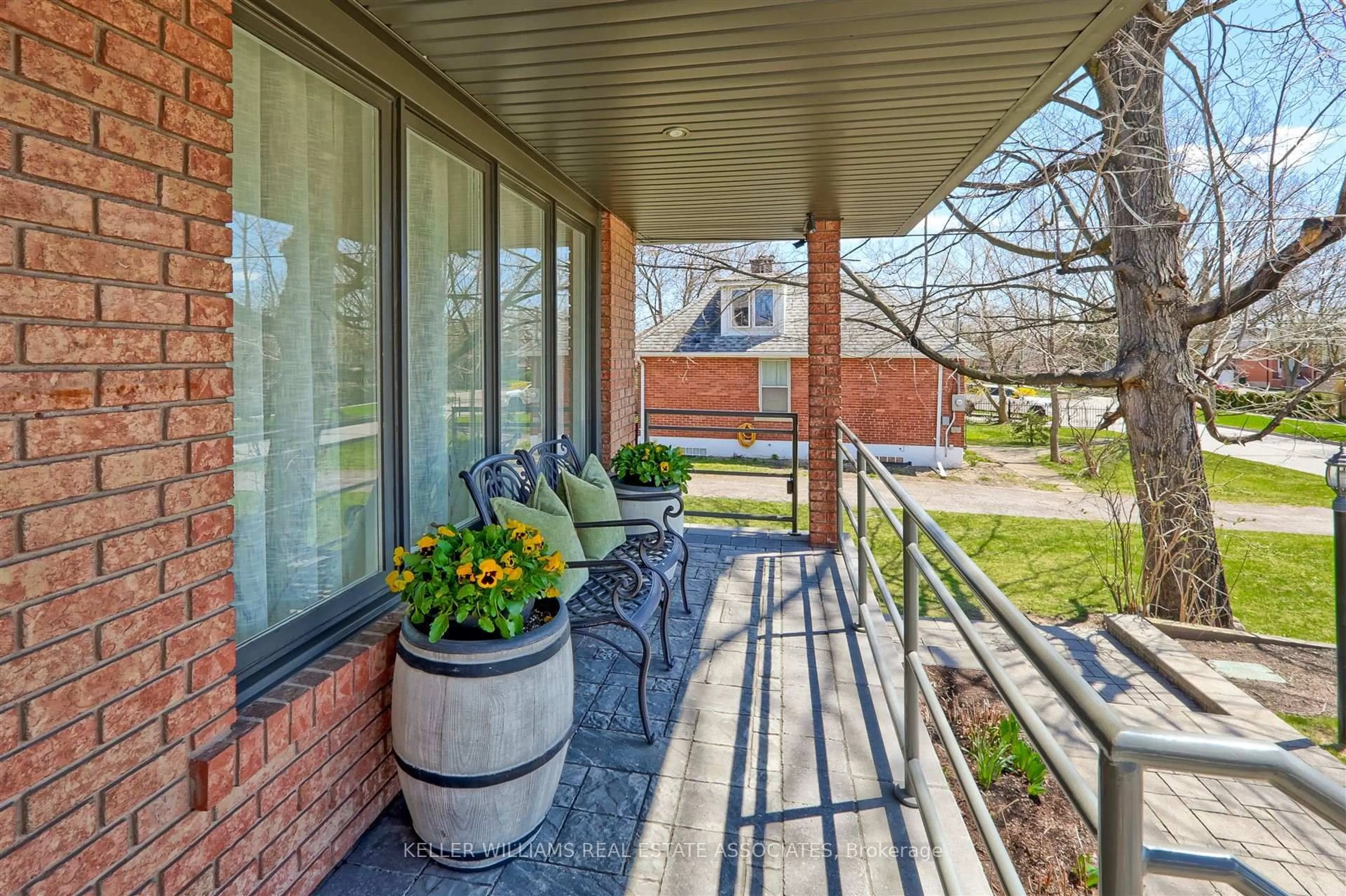 Patio, street for 3069 Given Rd, Mississauga Ontario L5A 2N2