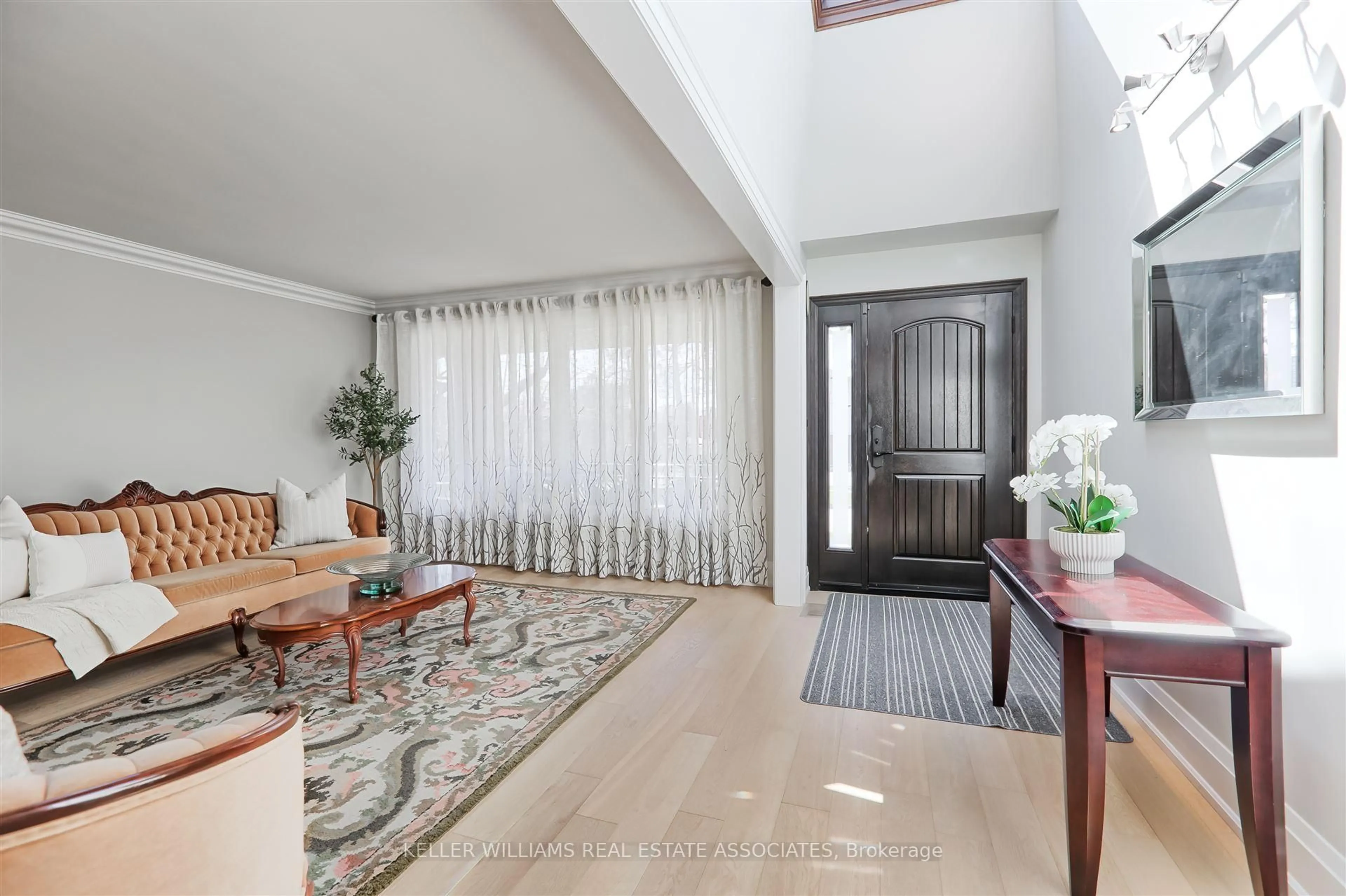 Indoor entryway for 3069 Given Rd, Mississauga Ontario L5A 2N2
