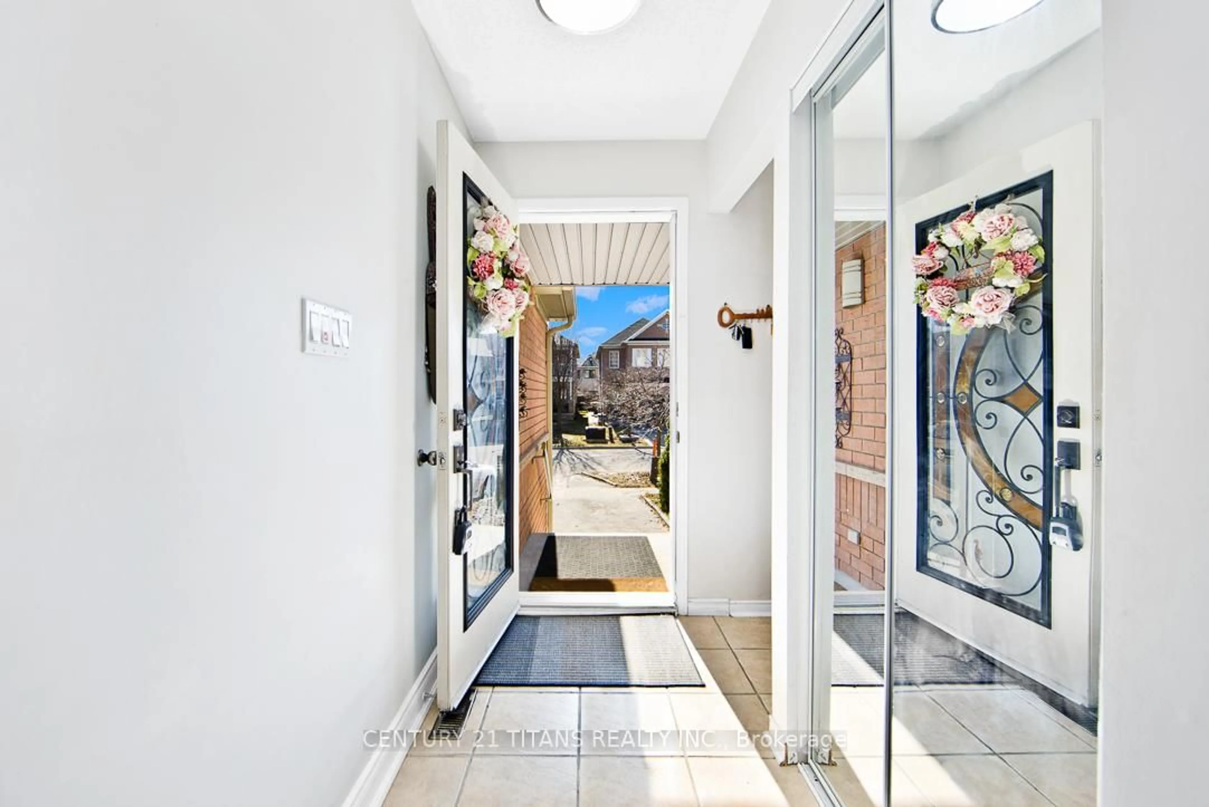 Indoor entryway for 3691 Partition Rd, Mississauga Ontario L5N 8P4