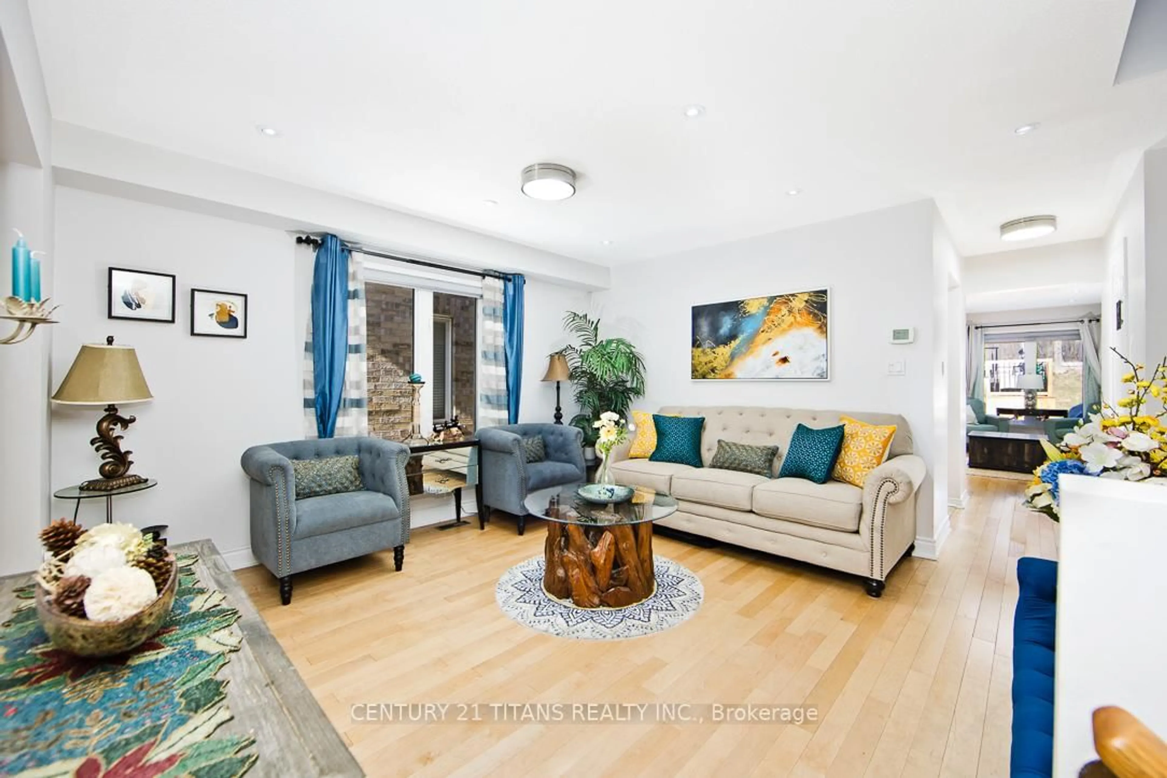 Living room with furniture, unknown for 3691 Partition Rd, Mississauga Ontario L5N 8P4