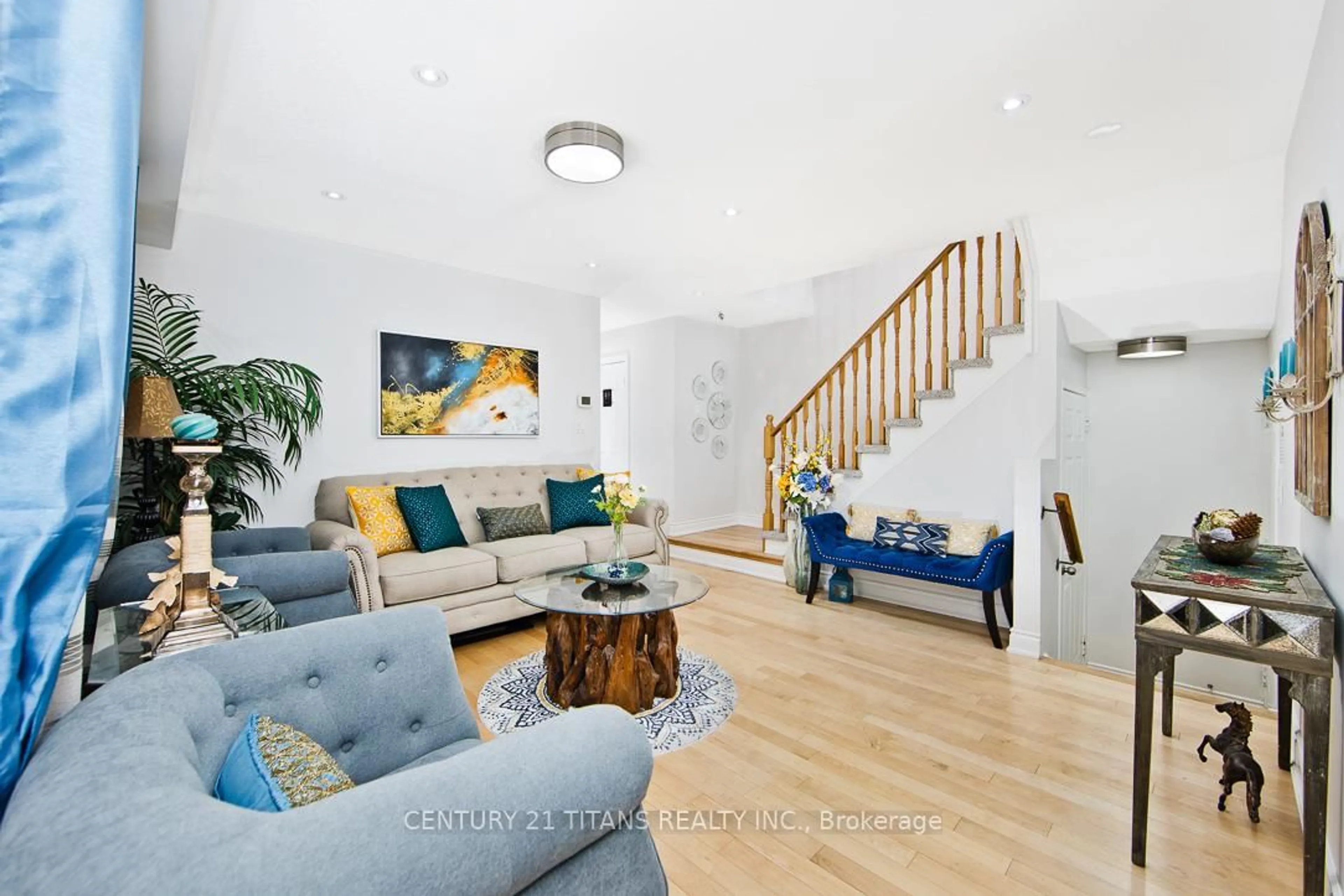 Living room with furniture, unknown for 3691 Partition Rd, Mississauga Ontario L5N 8P4