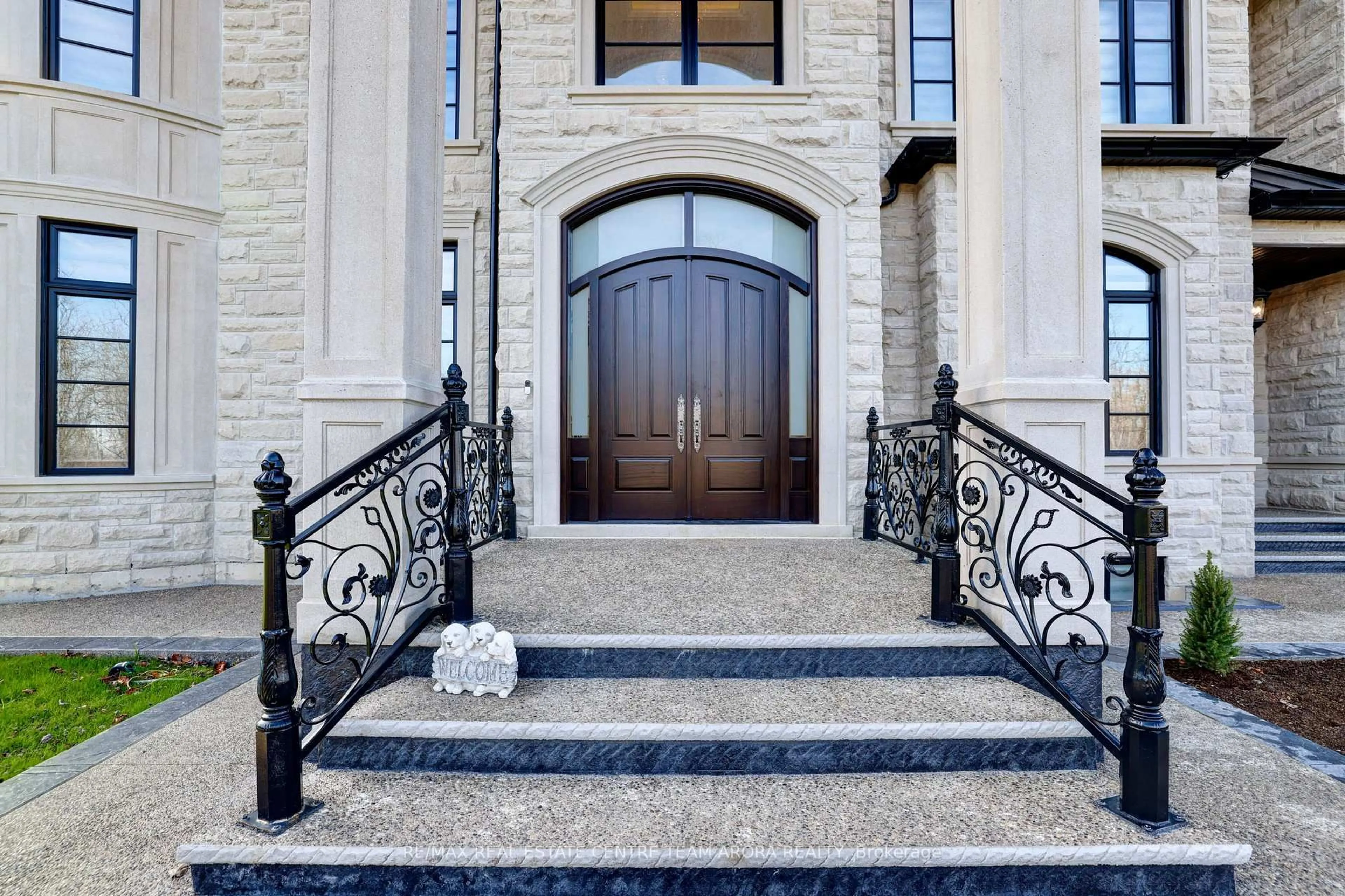 Indoor entryway for 7548 Sixth Line, Milton Ontario L9E 0Y6