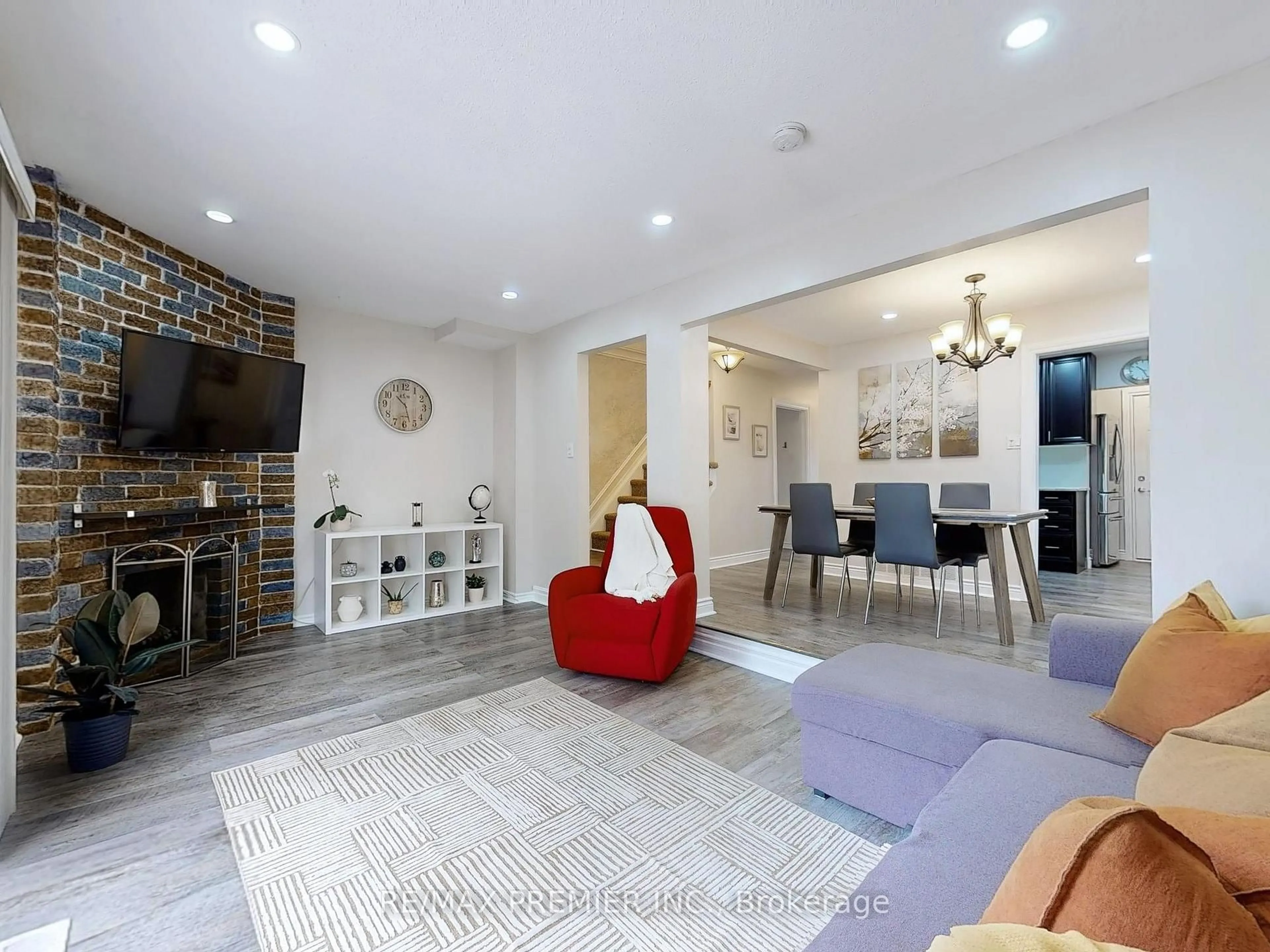 Living room with furniture, ceramic/tile floor for 2683 Romark Mews, Mississauga Ontario L5L 2Z4