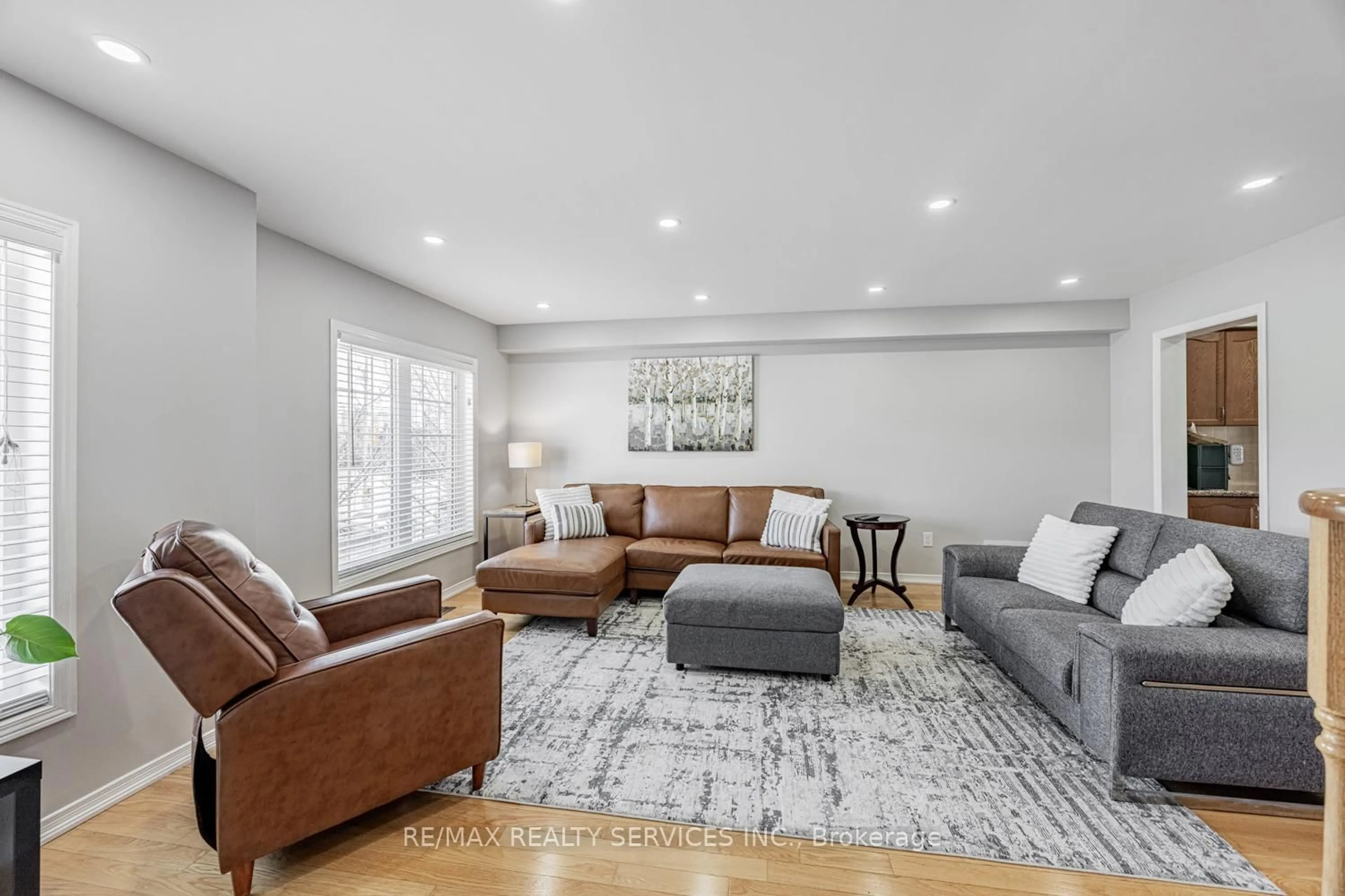 Living room with furniture, unknown for 1078 Felicity Cres, Mississauga Ontario L5M 0K8