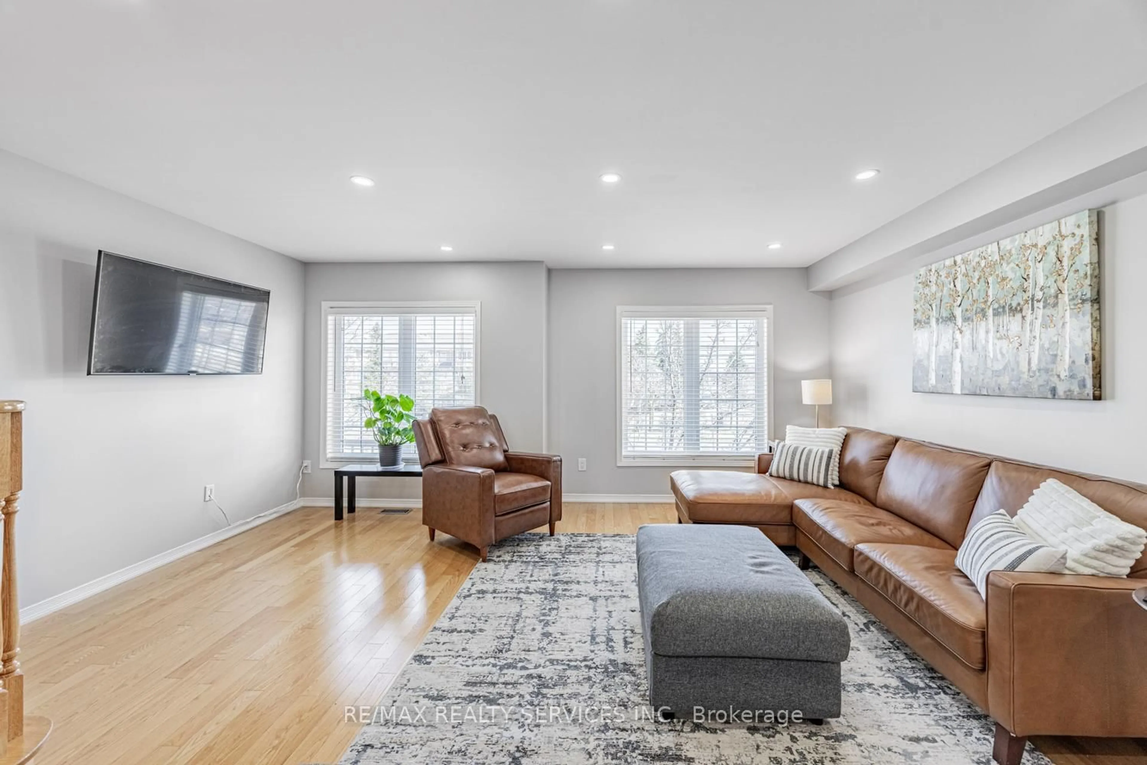 Living room with furniture, unknown for 1078 Felicity Cres, Mississauga Ontario L5M 0K8