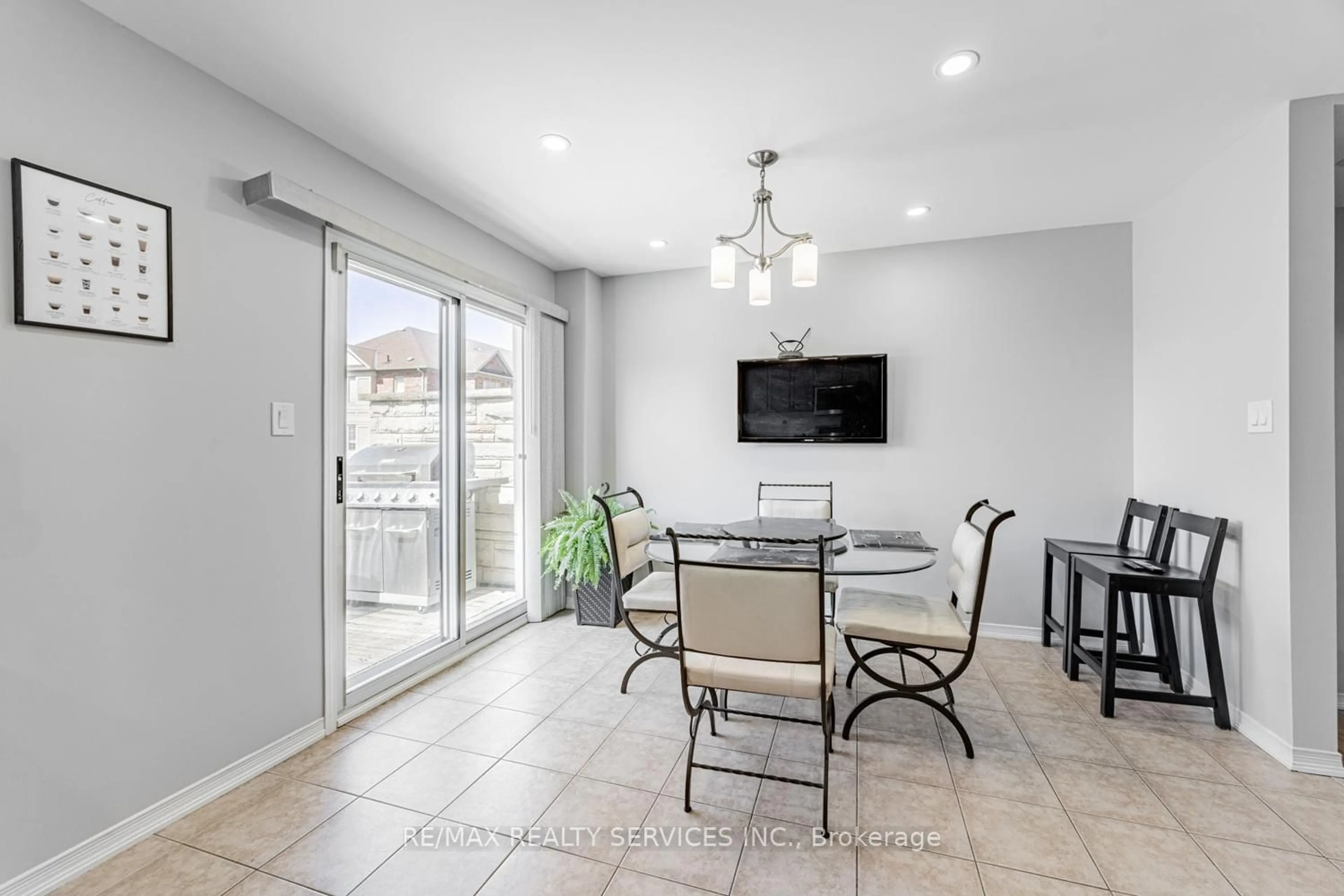 Dining room, ceramic/tile floor for 1078 Felicity Cres, Mississauga Ontario L5M 0K8