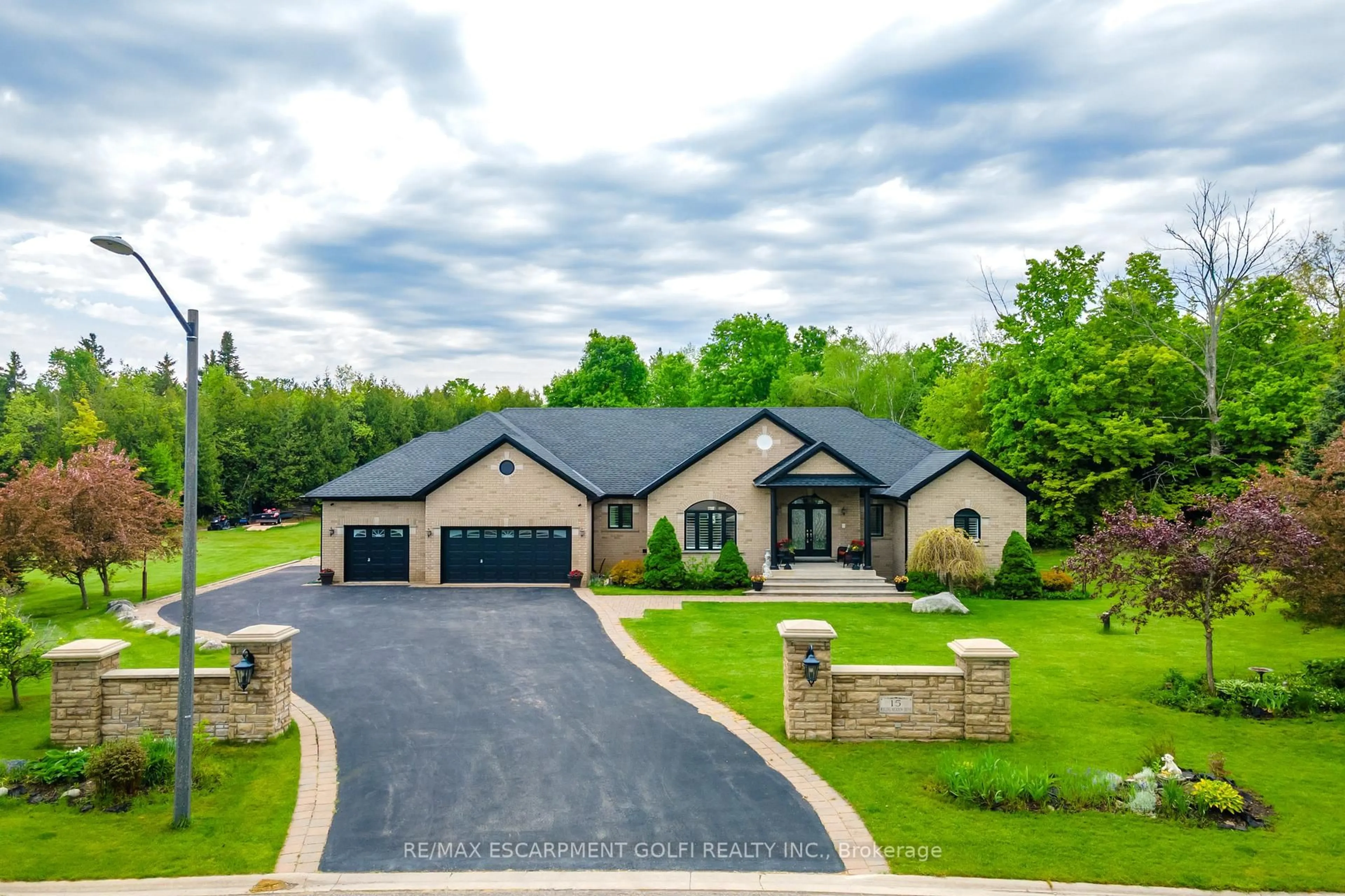 A pic from outside/outdoor area/front of a property/back of a property/a pic from drone, street for 15 Rolling Meadow Dr, Caledon Ontario L2N 1A7