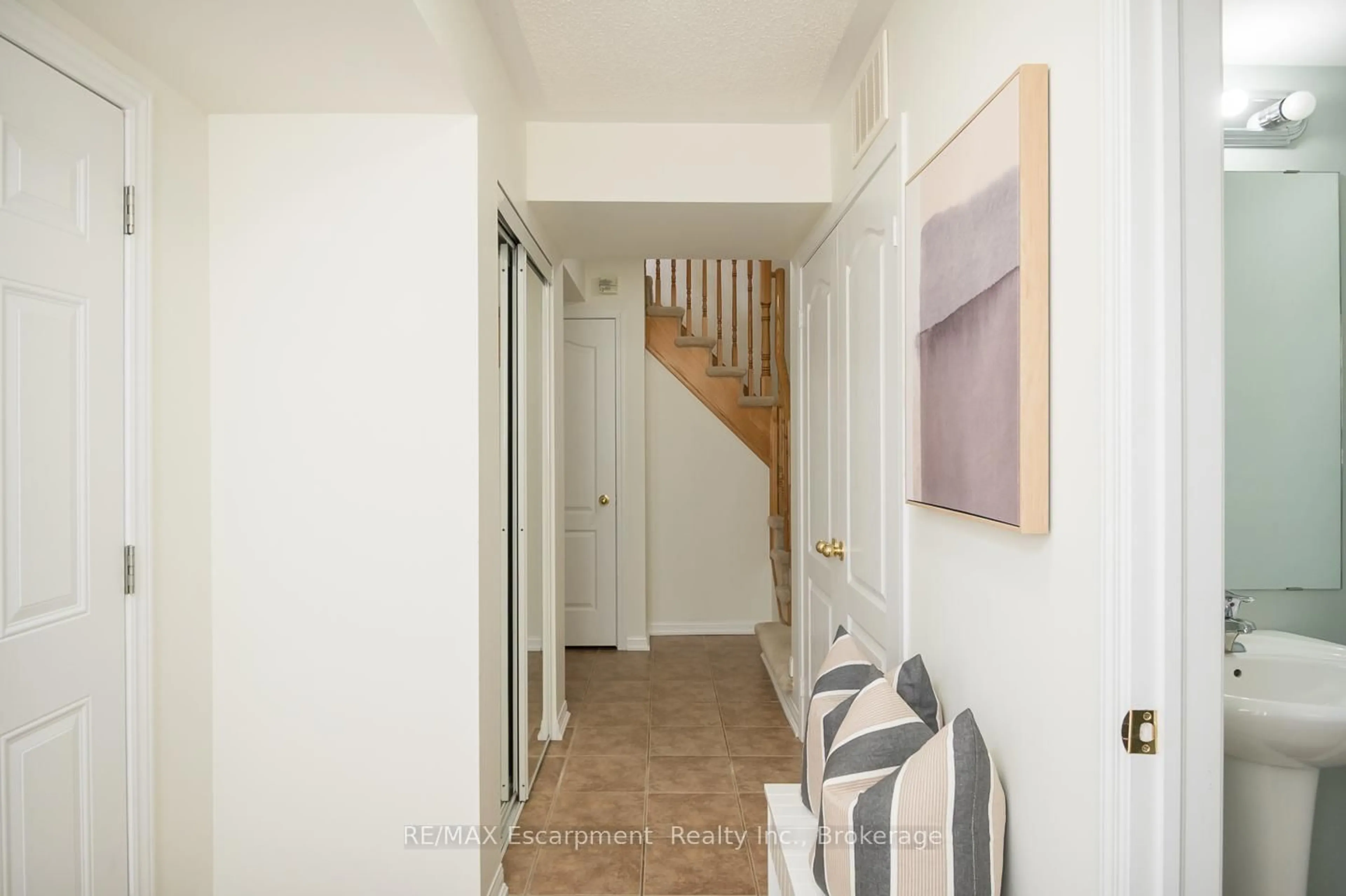 Indoor entryway for 620 Ferguson Dr #11, Milton Ontario L9T 0M7