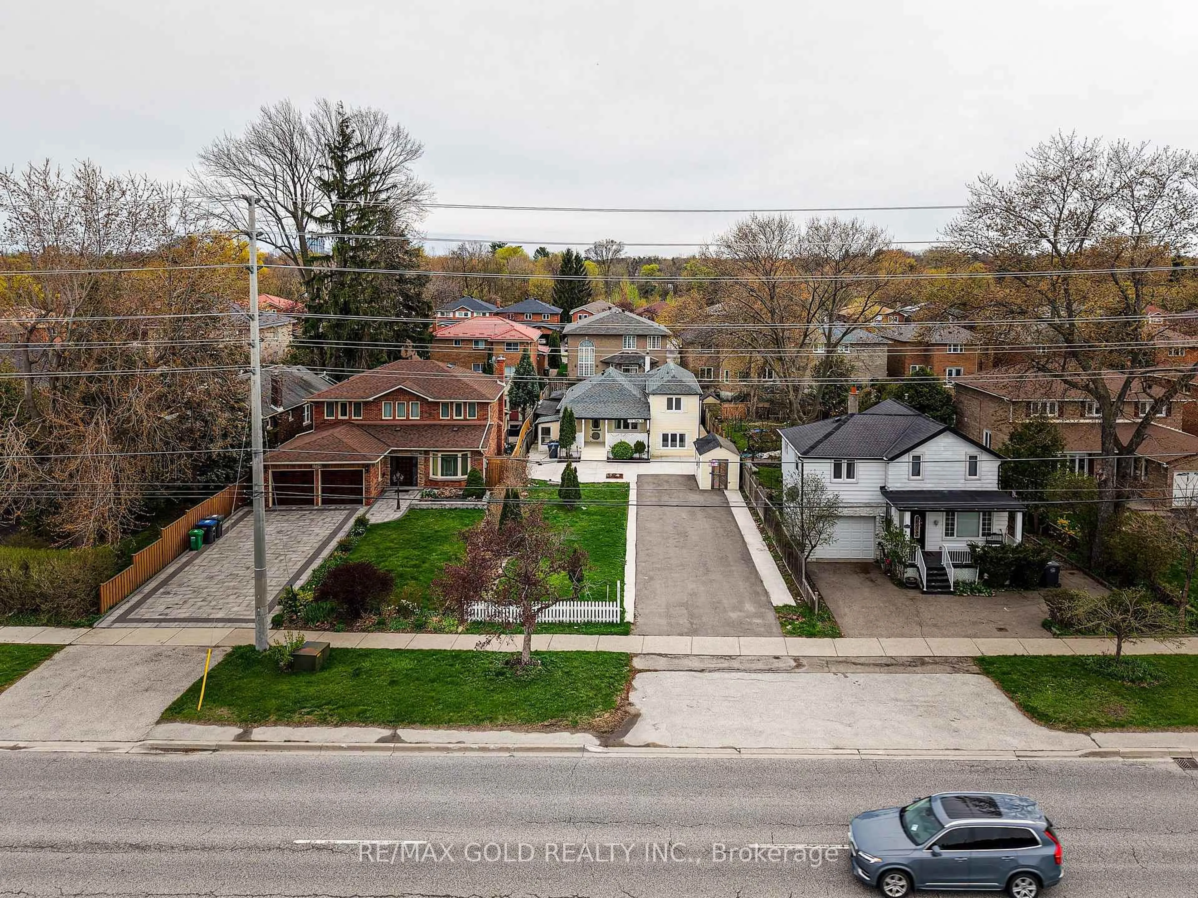 A pic from outside/outdoor area/front of a property/back of a property/a pic from drone, street for 1328 Cawthra Rd, Mississauga Ontario L5G 4K9
