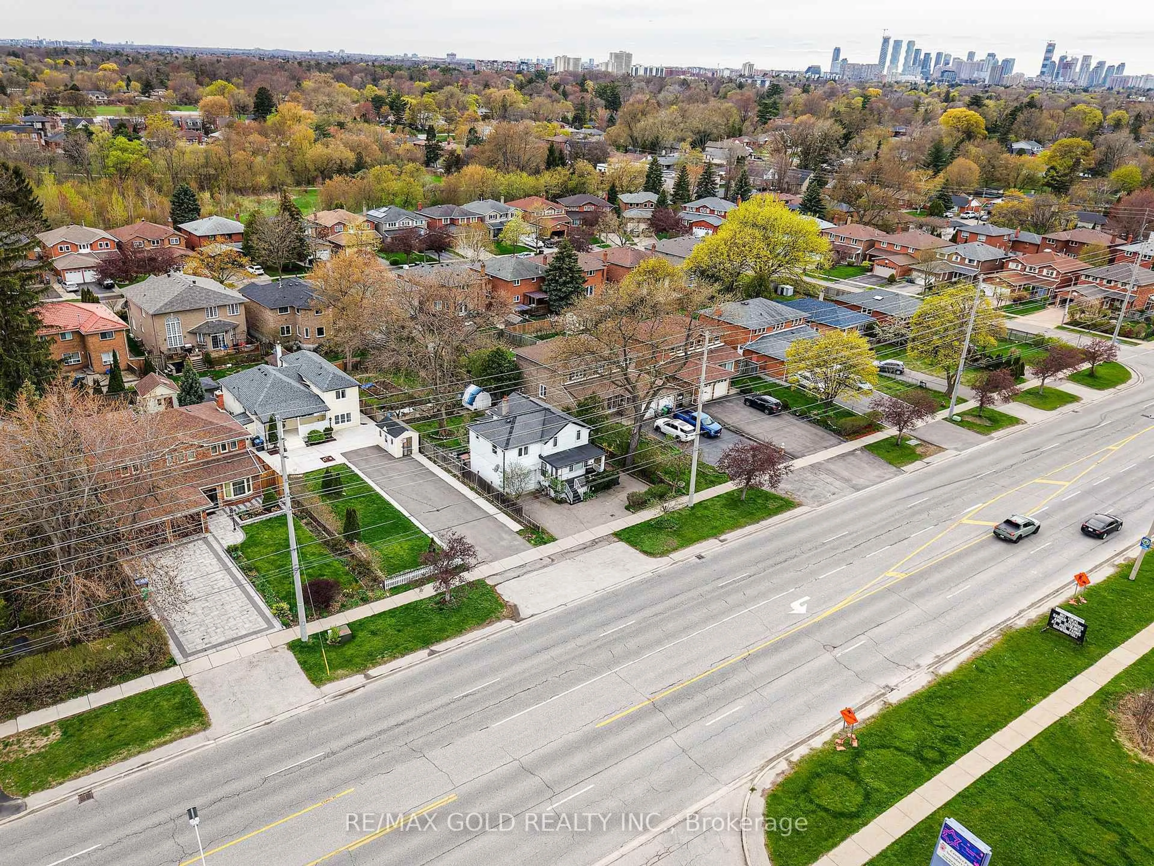 A pic from outside/outdoor area/front of a property/back of a property/a pic from drone, street for 1328 Cawthra Rd, Mississauga Ontario L5G 4K9