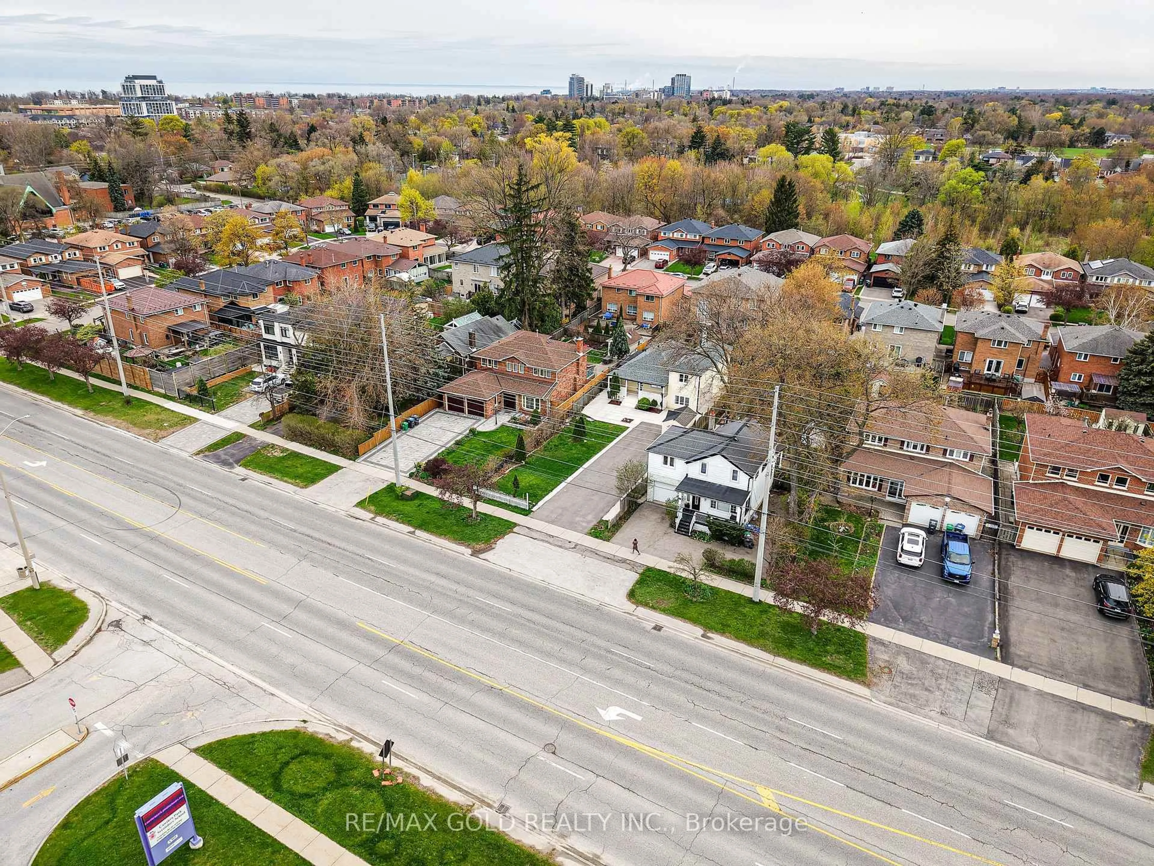 A pic from outside/outdoor area/front of a property/back of a property/a pic from drone, street for 1328 Cawthra Rd, Mississauga Ontario L5G 4K9