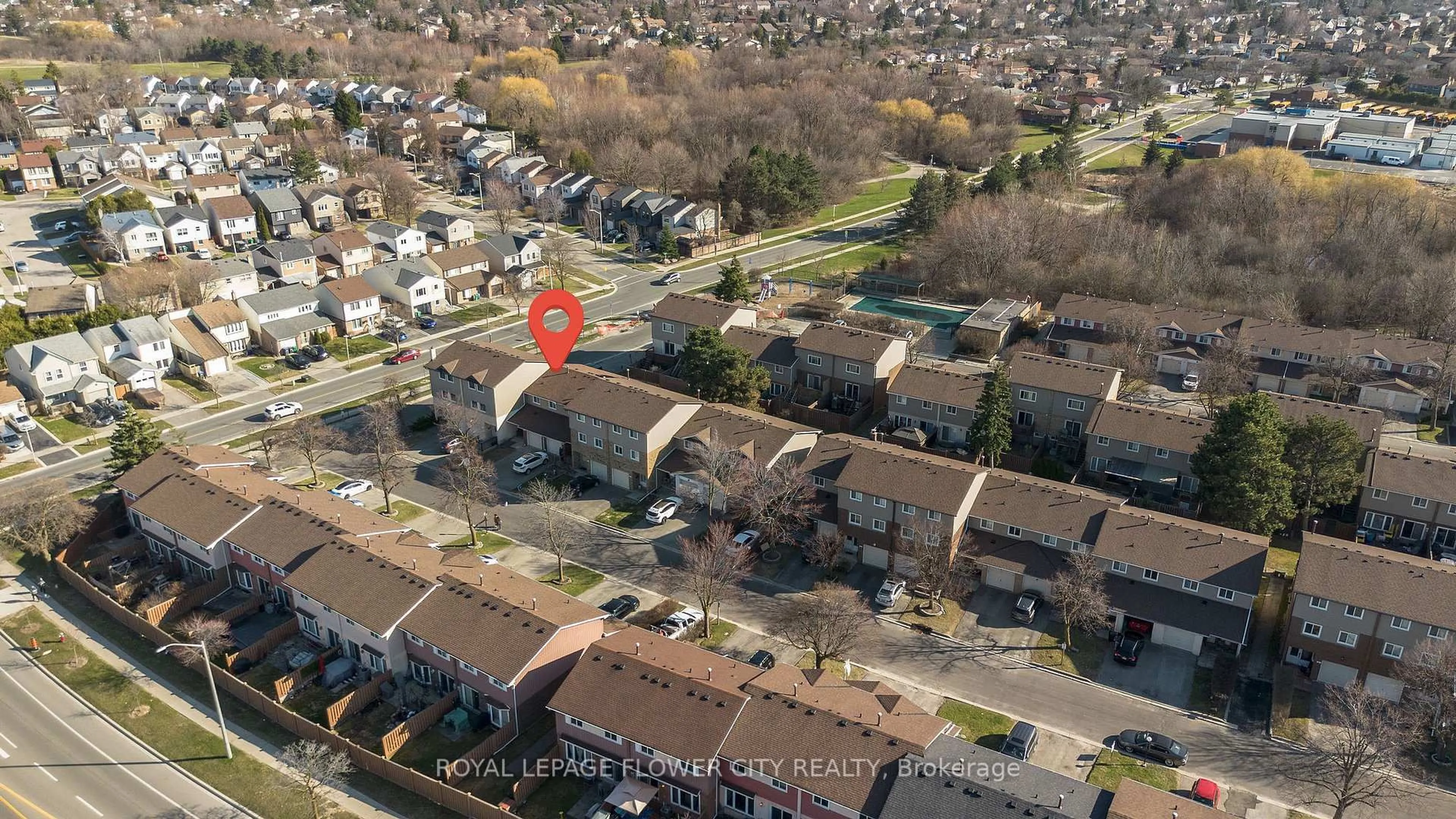 A pic from outside/outdoor area/front of a property/back of a property/a pic from drone, street for 73 CARISBROOKE Crt #73, Brampton Ontario L6S 3K1