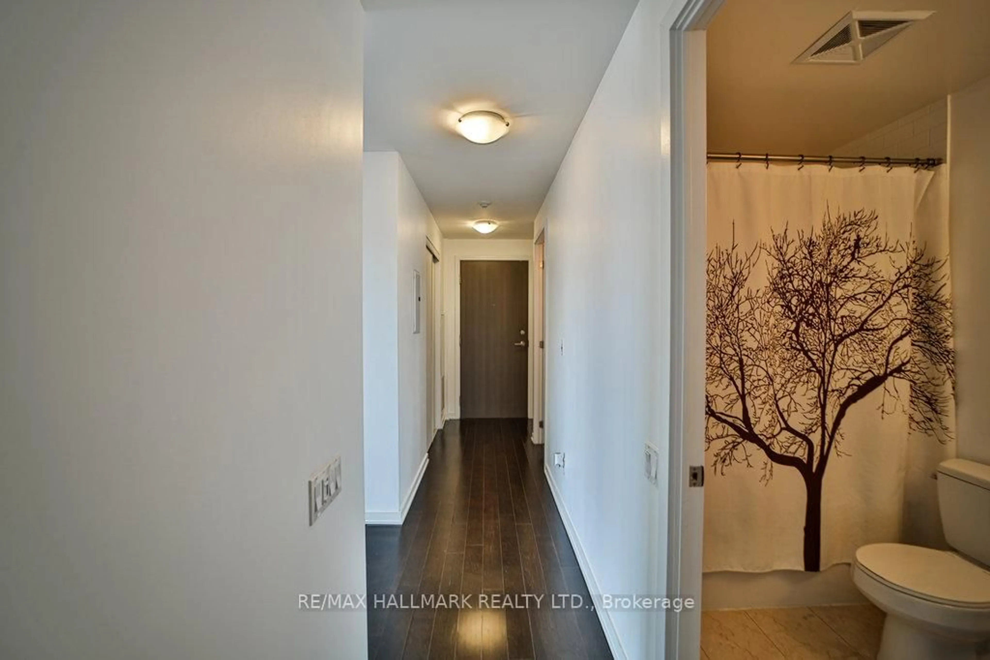 Indoor entryway for 103 The Queensway Ave #413, Toronto Ontario M6S 5B3