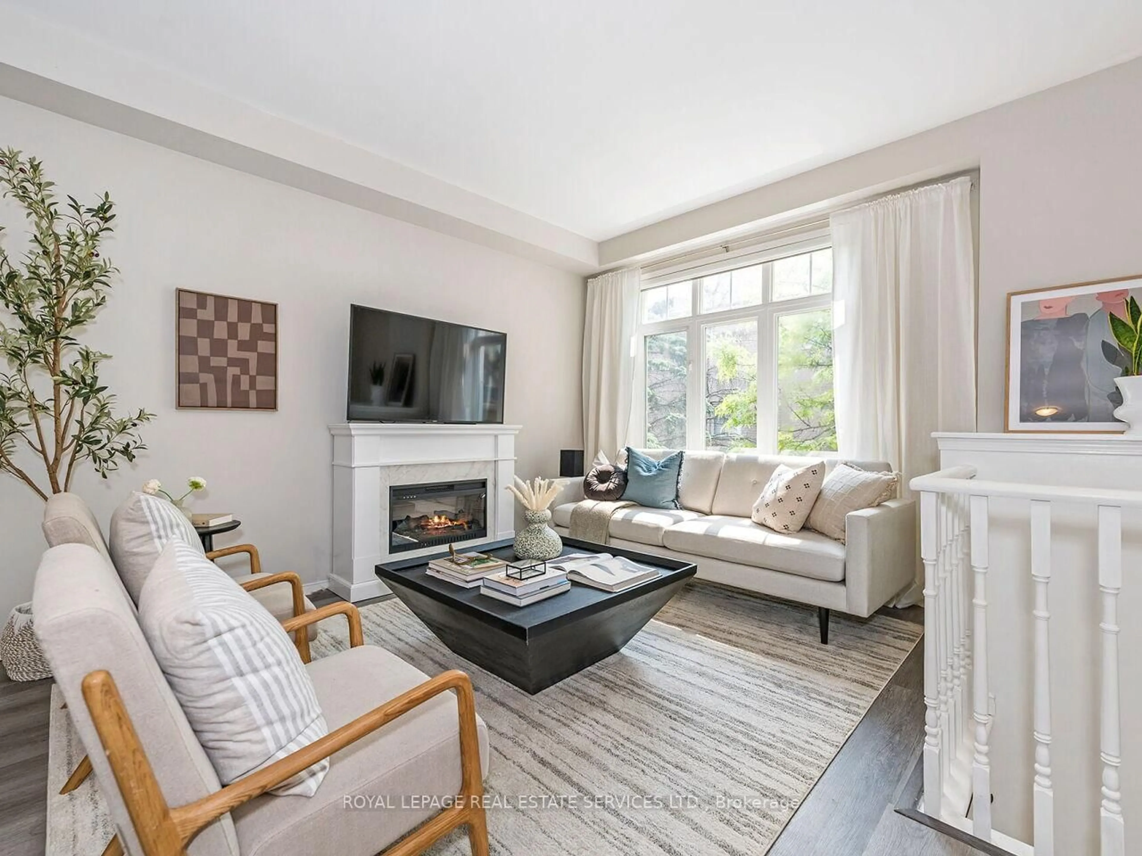 Living room with furniture, unknown for 535 Oxford St, Toronto Ontario M8Y 4H2
