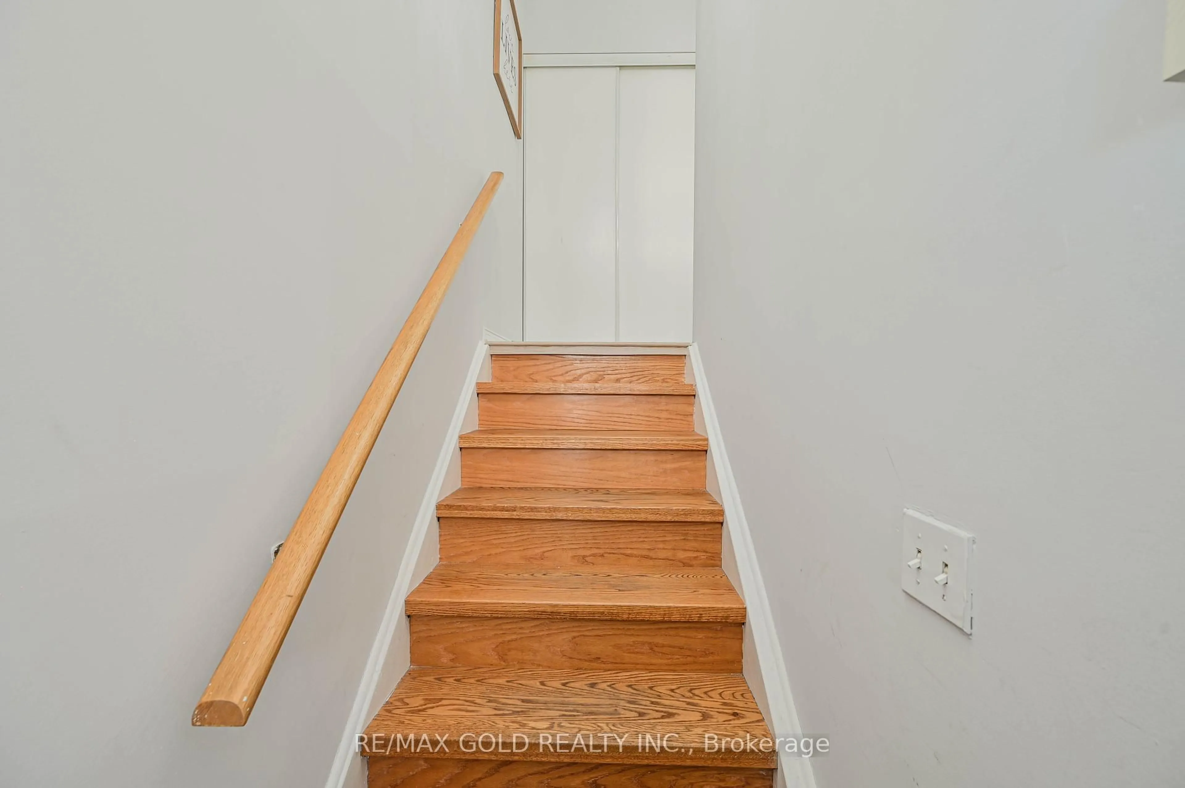 Stairs for 50 Strathaven Dr #66, Mississauga Ontario L5R 4E7