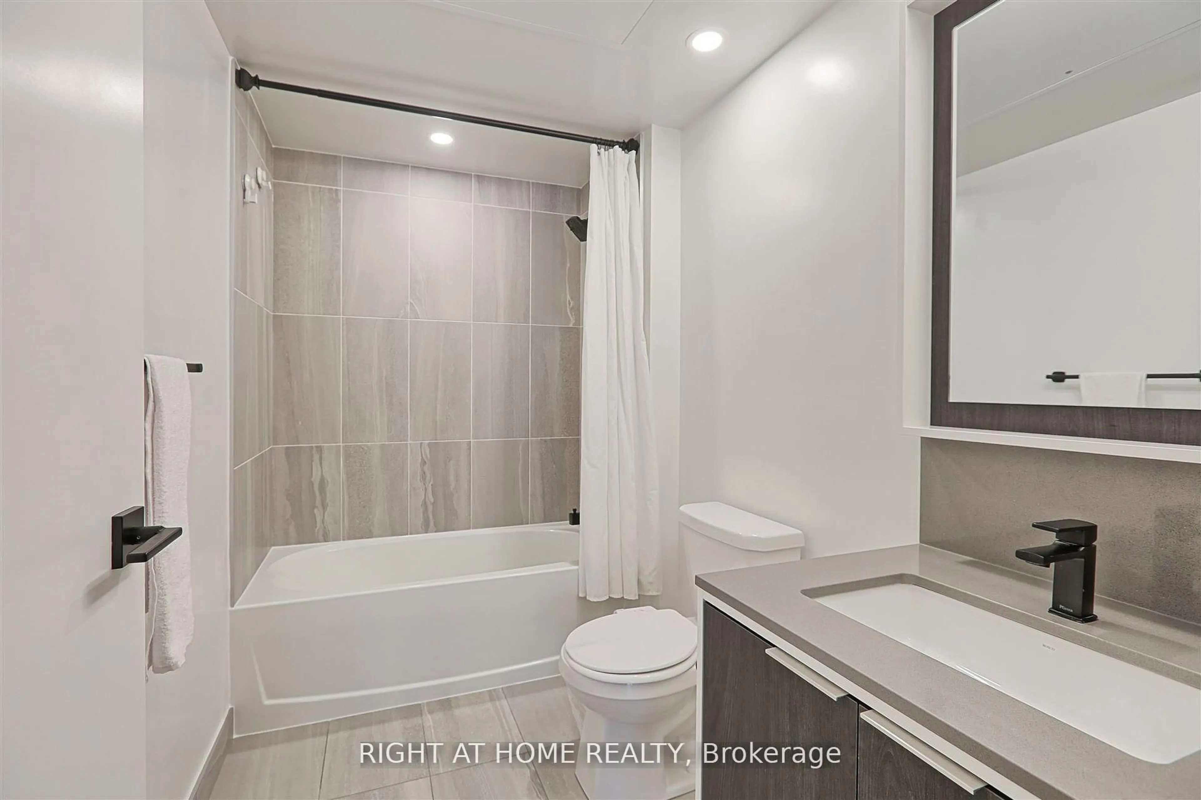 Standard bathroom, ceramic/tile floor for 36 Zorra St #525, Toronto Ontario M8Z 4Z7