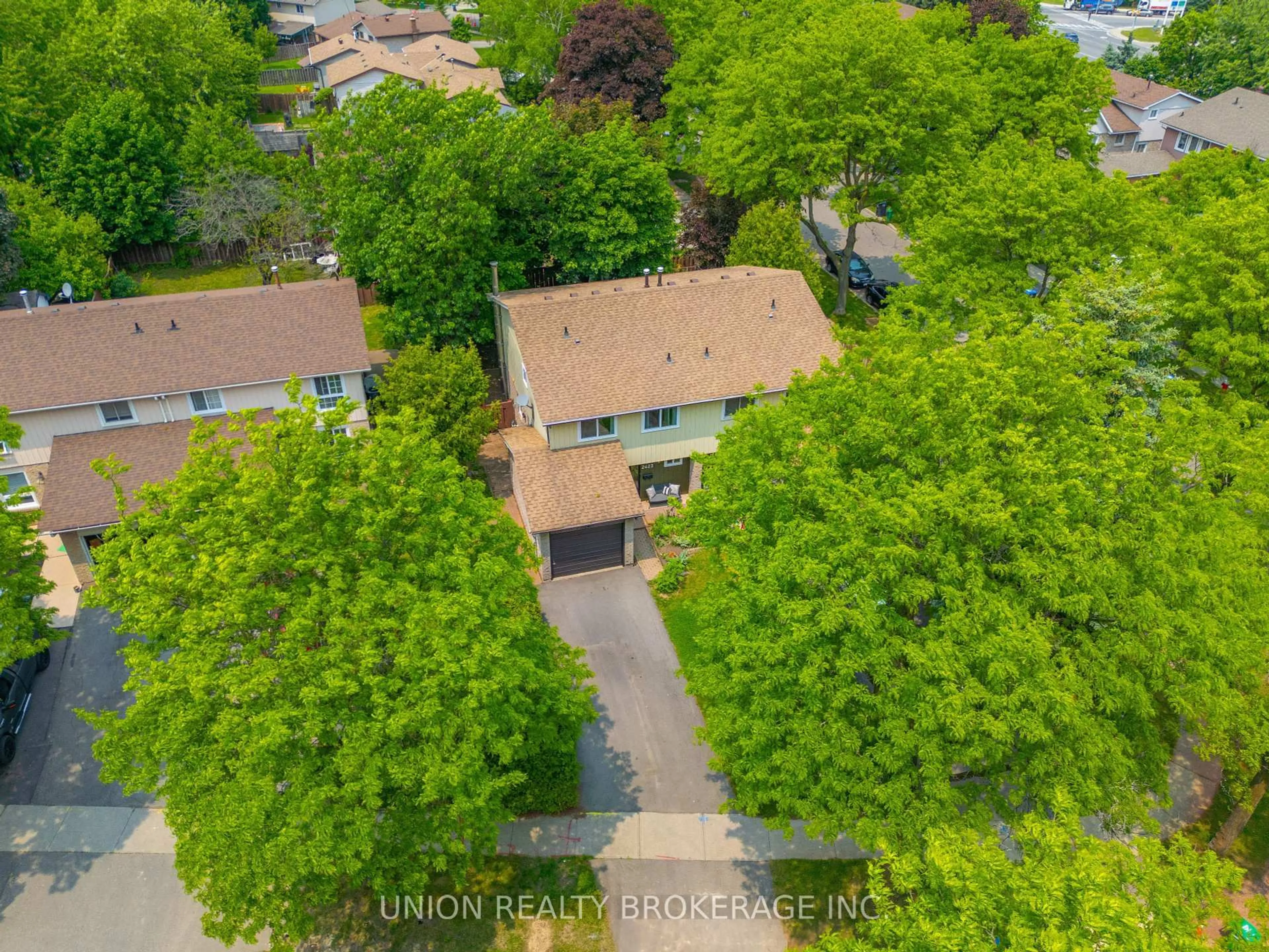 A pic from outside/outdoor area/front of a property/back of a property/a pic from drone, street for 2423 Brasilia Circ, Mississauga Ontario L5N 2E9