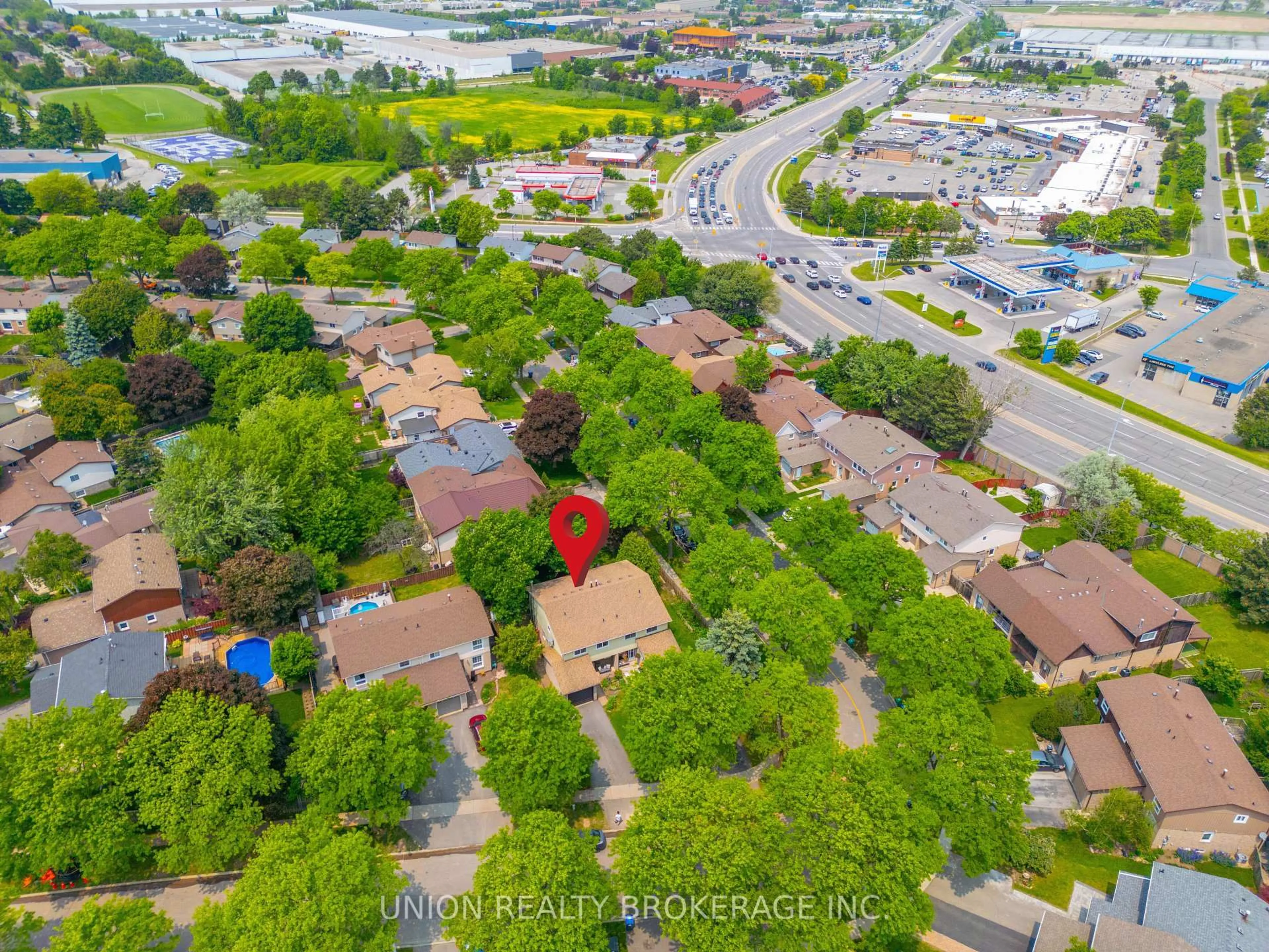 A pic from outside/outdoor area/front of a property/back of a property/a pic from drone, street for 2423 Brasilia Circ, Mississauga Ontario L5N 2E9
