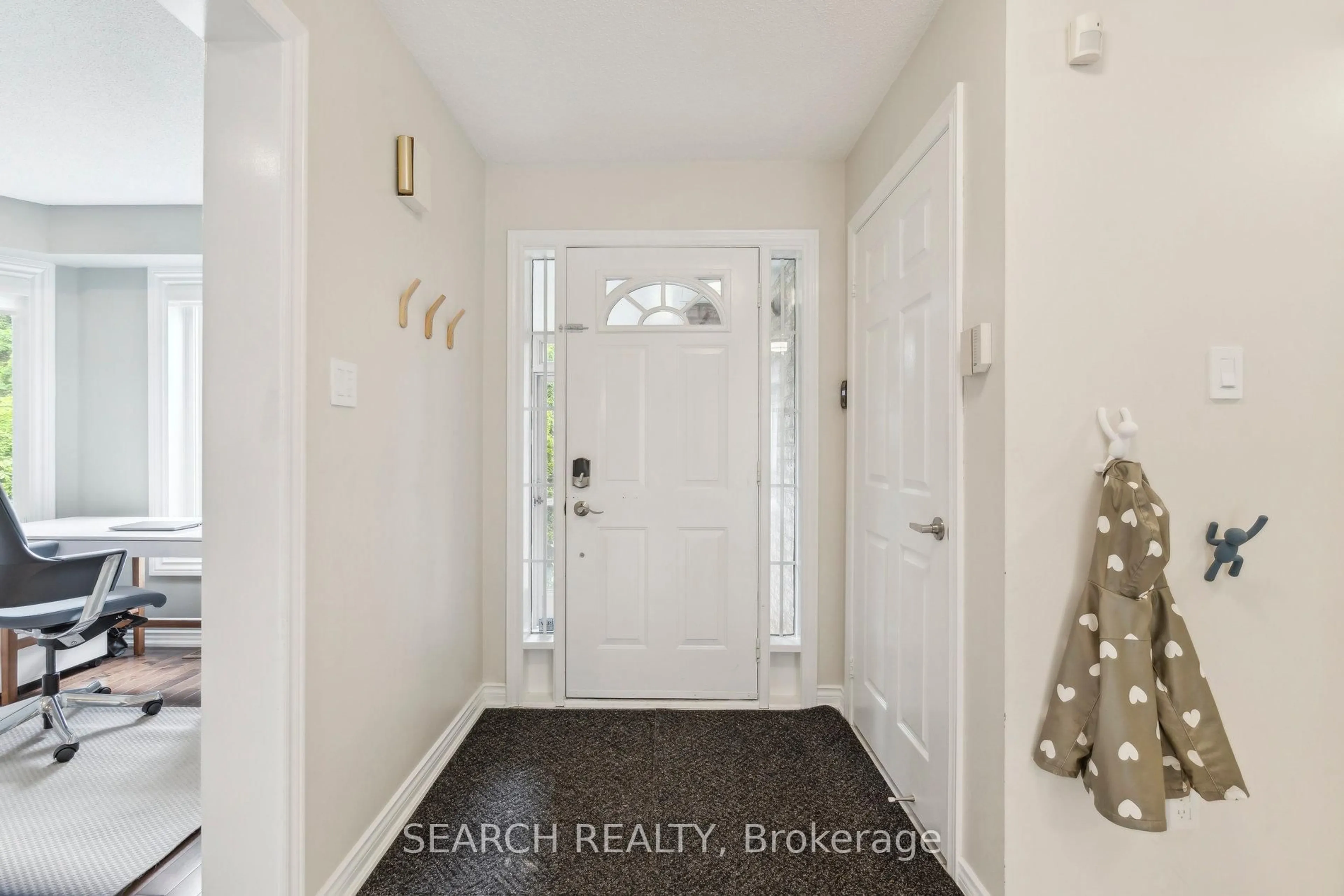 Indoor entryway for 1150 Queen St, Mississauga Ontario L5H 4K2