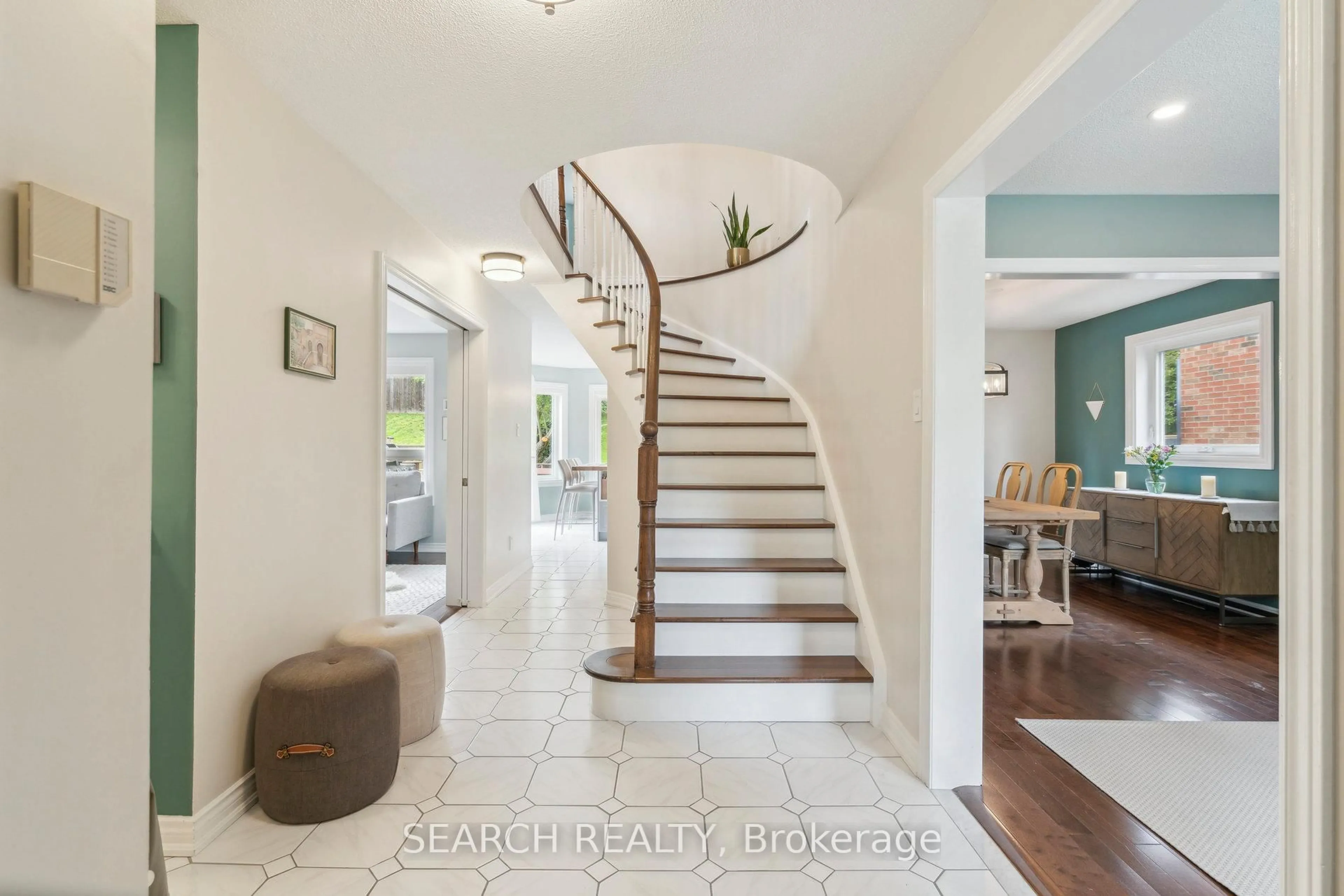 Indoor entryway for 1150 Queen St, Mississauga Ontario L5H 4K2