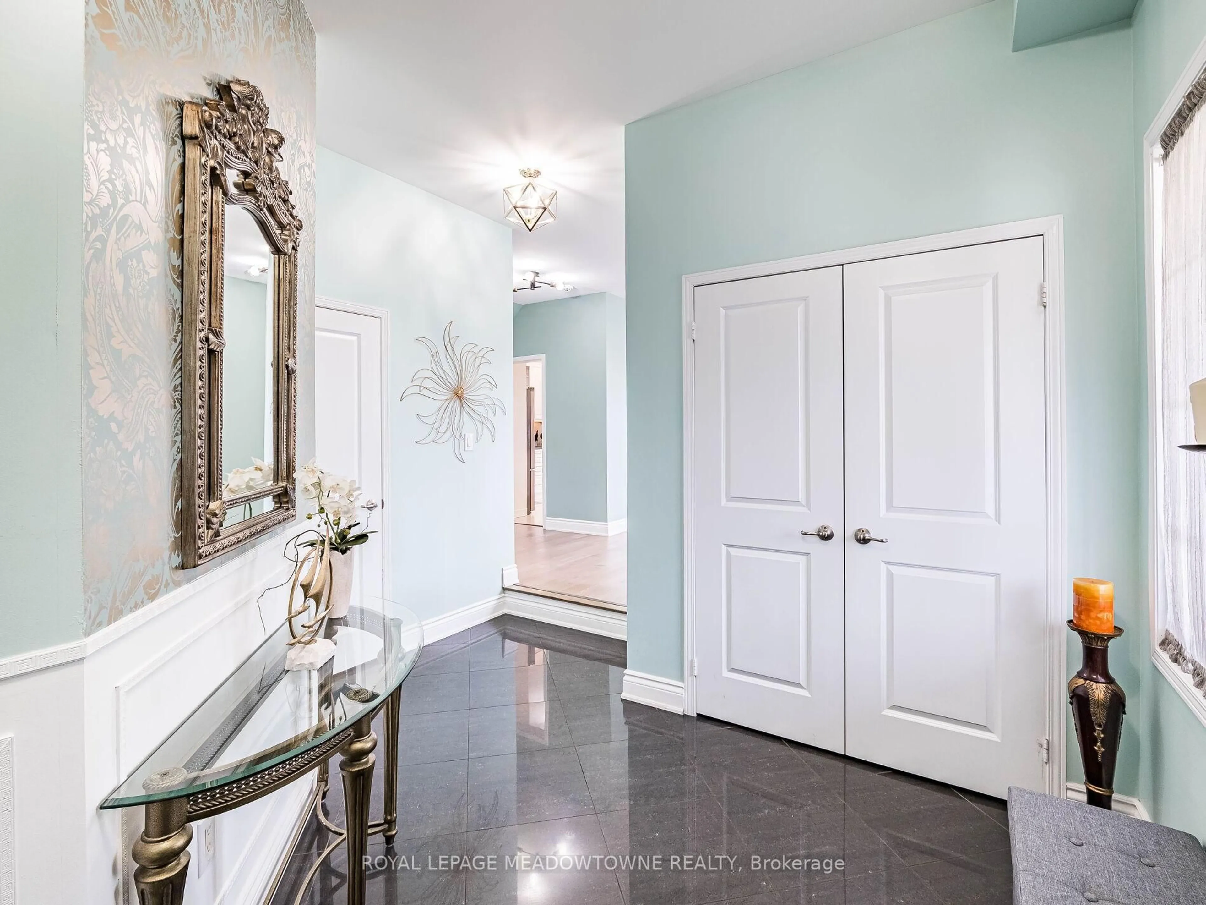 Indoor entryway for 58 Morningside Dr, Halton Hills Ontario L7G 0H7