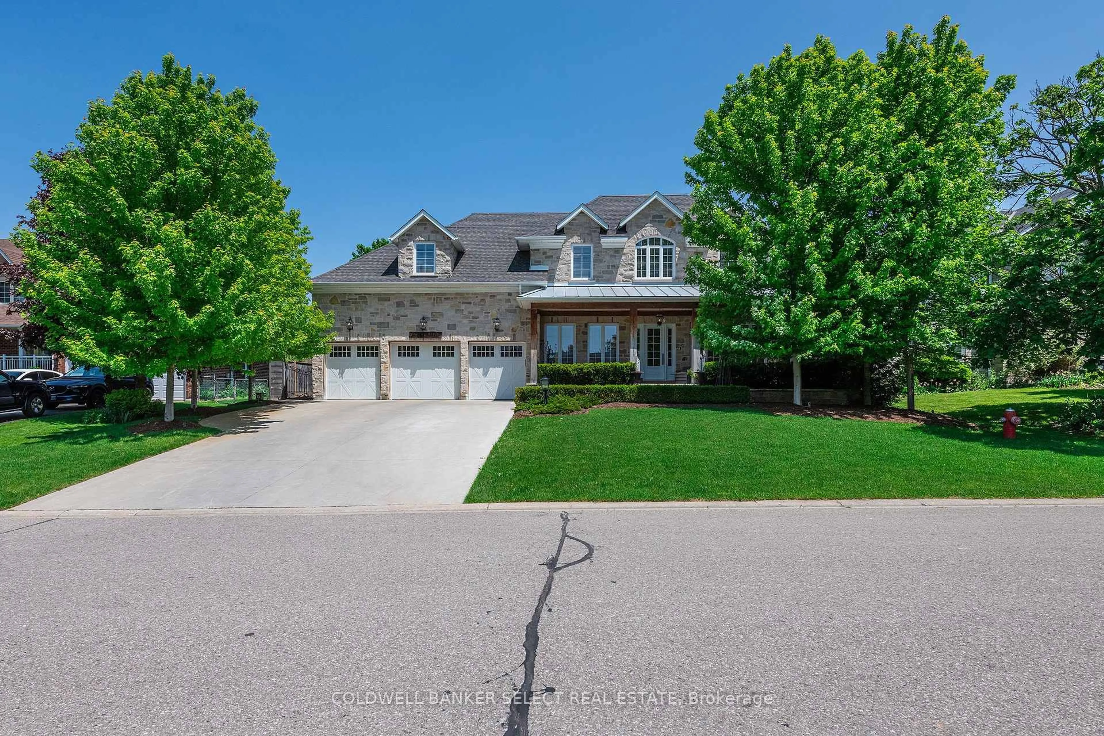 A pic from outside/outdoor area/front of a property/back of a property/a pic from drone, street for 7 Dolan Dr, Caledon Ontario L7E 0E1