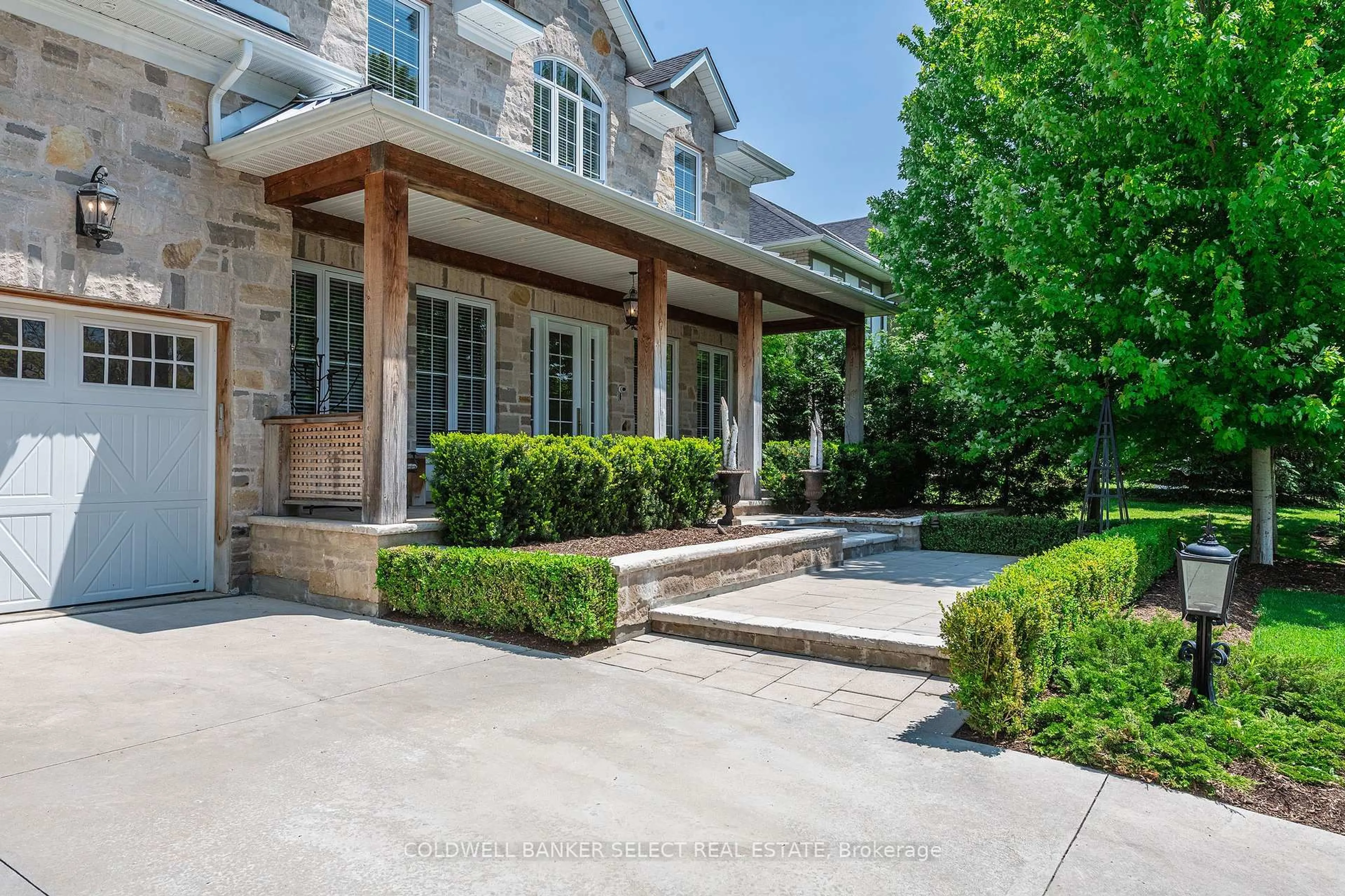 Patio, street for 7 Dolan Dr, Caledon Ontario L7E 0E1