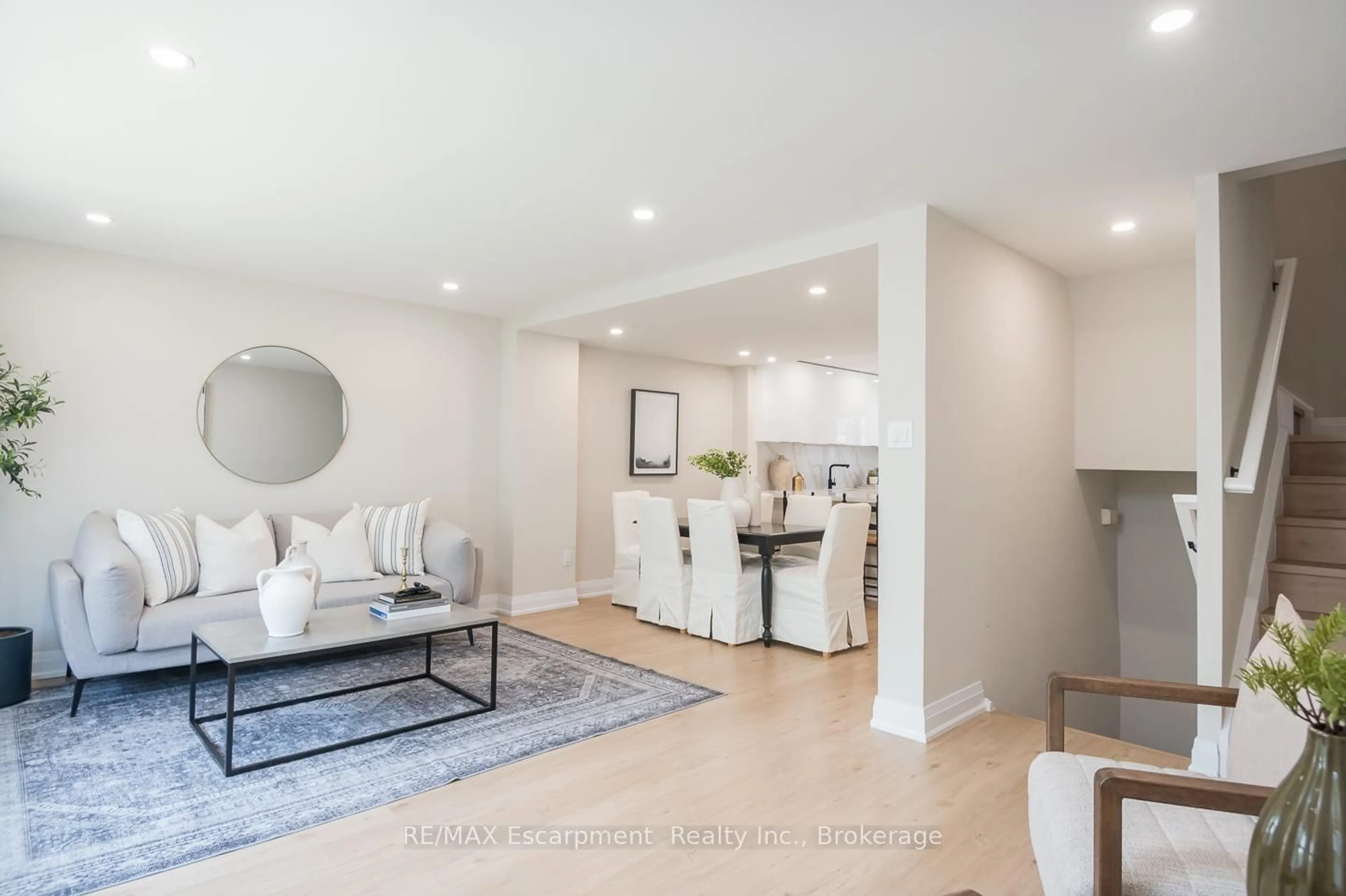 Living room with furniture, unknown for 180 Mississauga Valley Blvd #11, Mississauga Ontario L5A 3M2