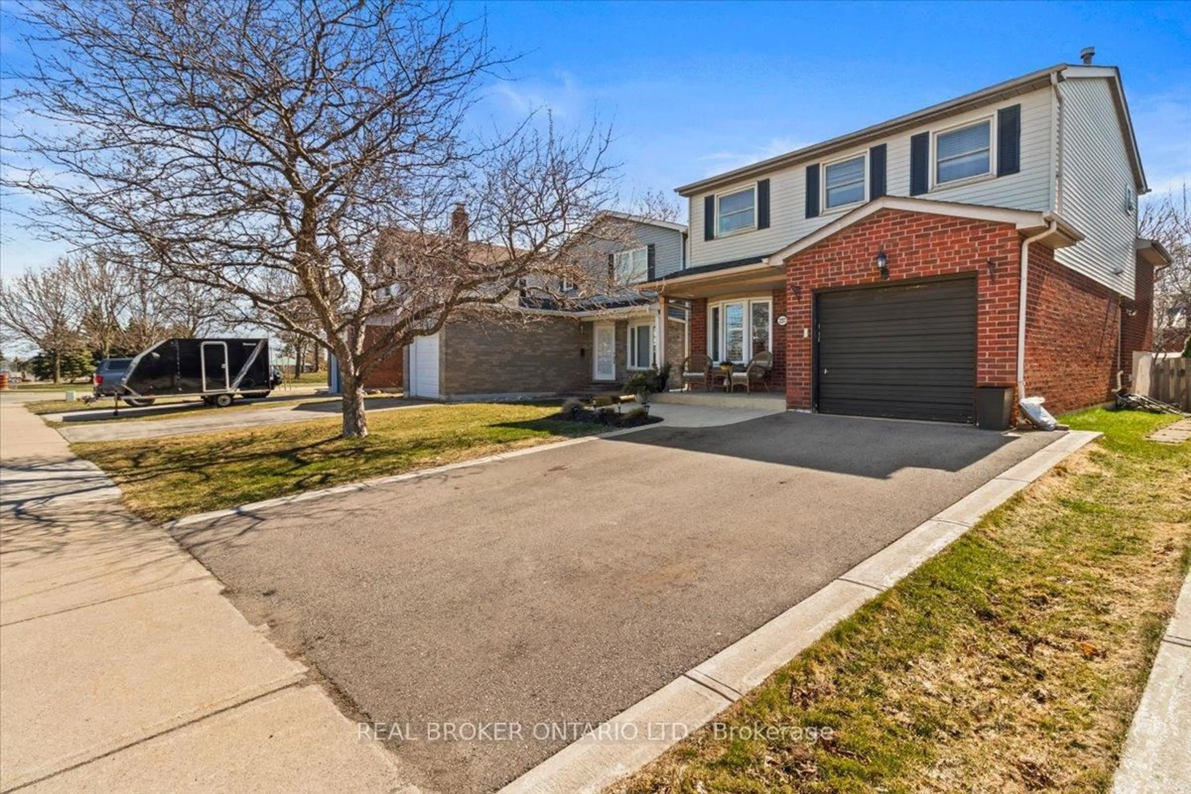A pic from outside/outdoor area/front of a property/back of a property/a pic from drone, street for 2257 Silverbirch Crt, Burlington Ontario L7M 3H2